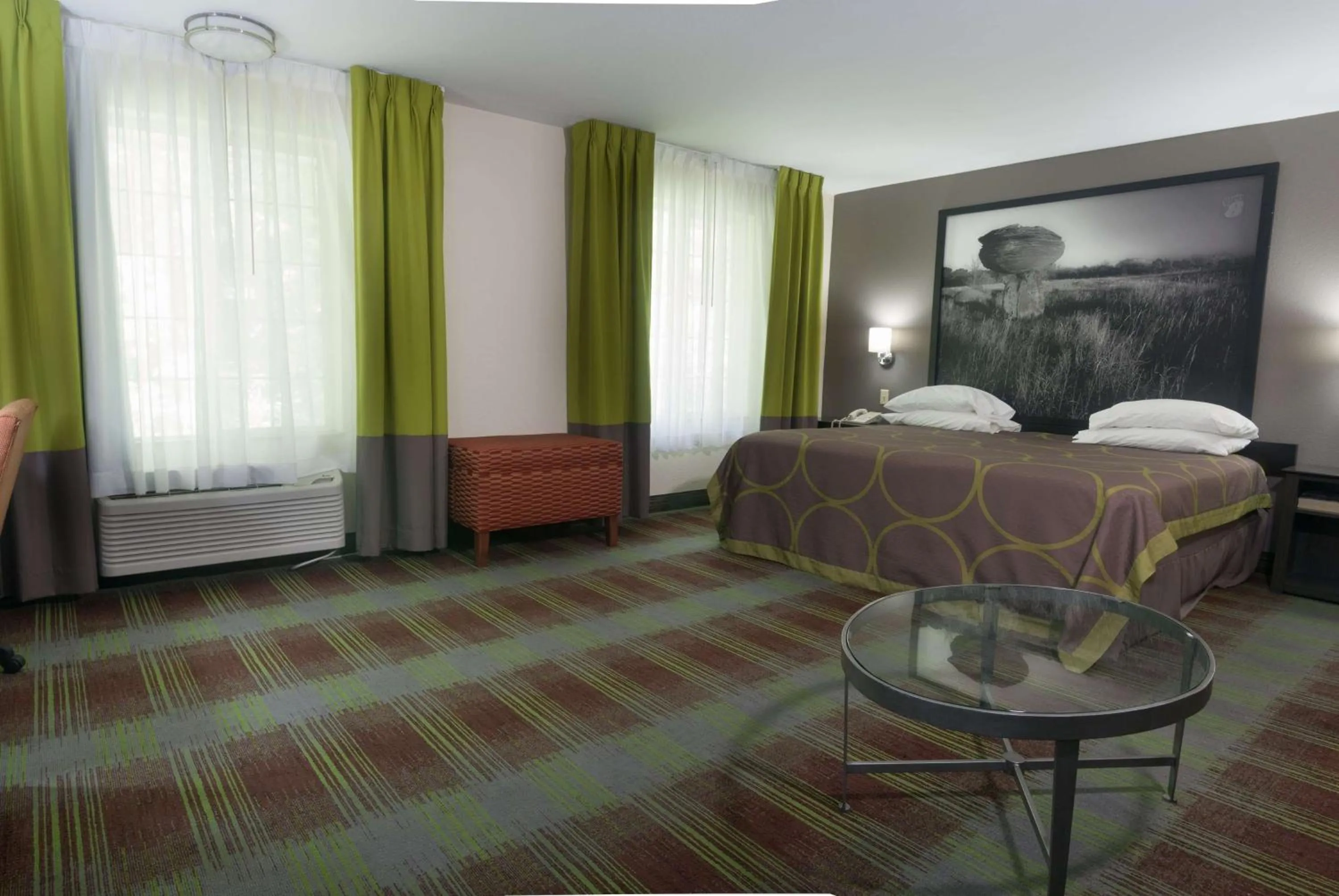 Photo of the whole room, Bed in Super 8 by Wyndham Arkansas City KS