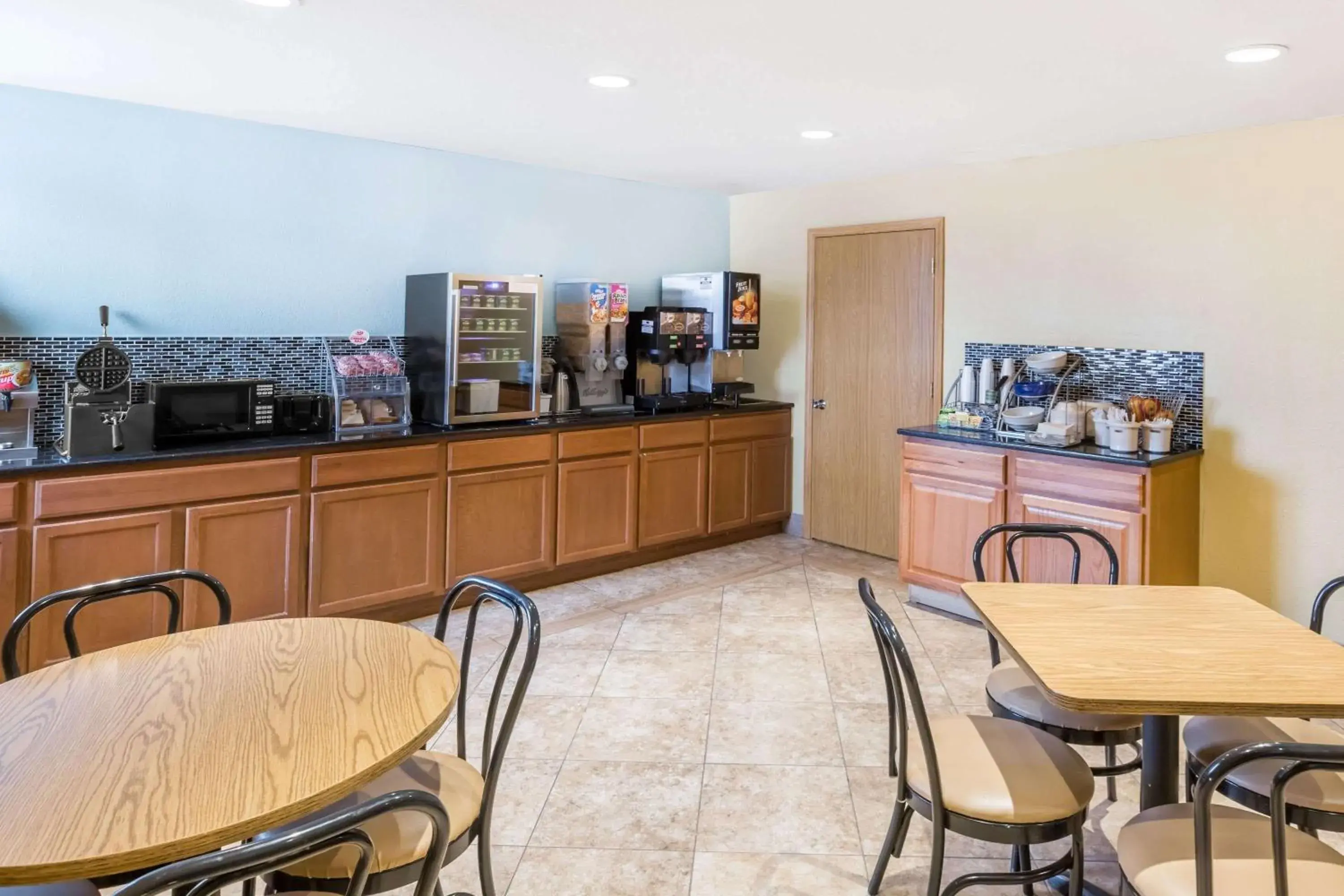 Restaurant/places to eat in Super 8 by Wyndham Wichita Airport West Kellogg Restaurant/places to eat in Super 8 by Wyndham Wichita Airport West Kellogg