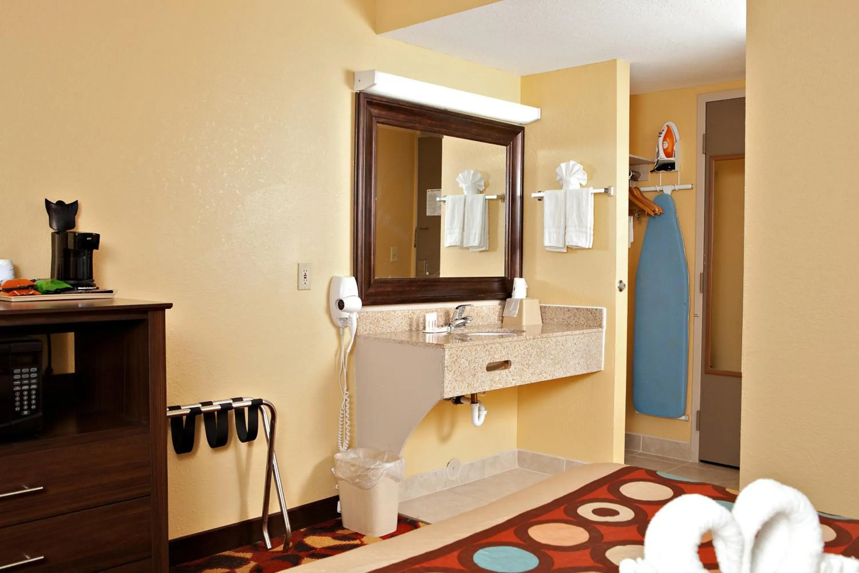 King Pet-Friendly Room with One King Bed - Second Floor - Non-Smoking in Super 8 by Wyndham Wichita Airport West Kellogg King Pet-Friendly Room with One King Bed - Second Floor - Non-Smoking in Super 8 by Wyndham Wichita Airport West Kellogg