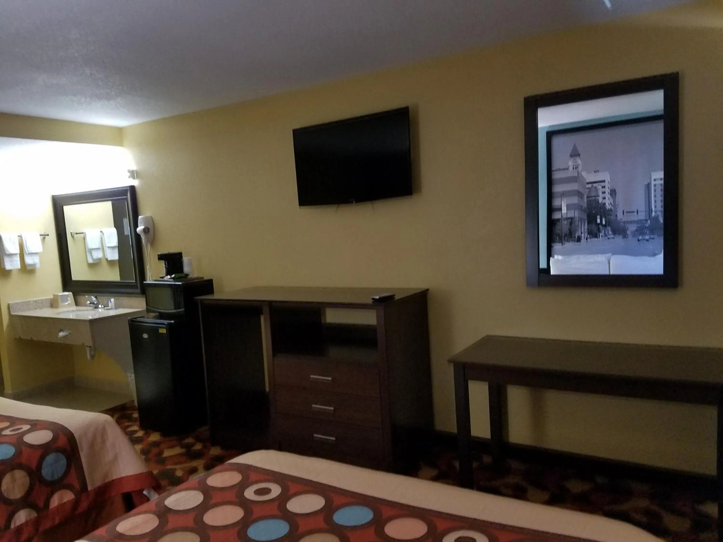 Photo of the whole room, Bed in Super 8 by Wyndham Wichita Airport West Kellogg