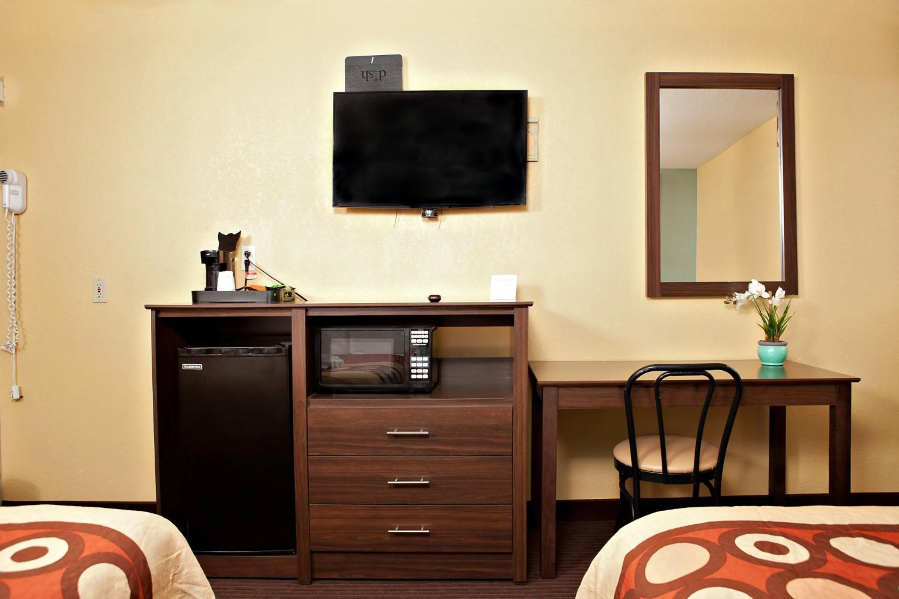 TV and multimedia, Bed in Super 8 by Wyndham Wichita Airport West Kellogg
