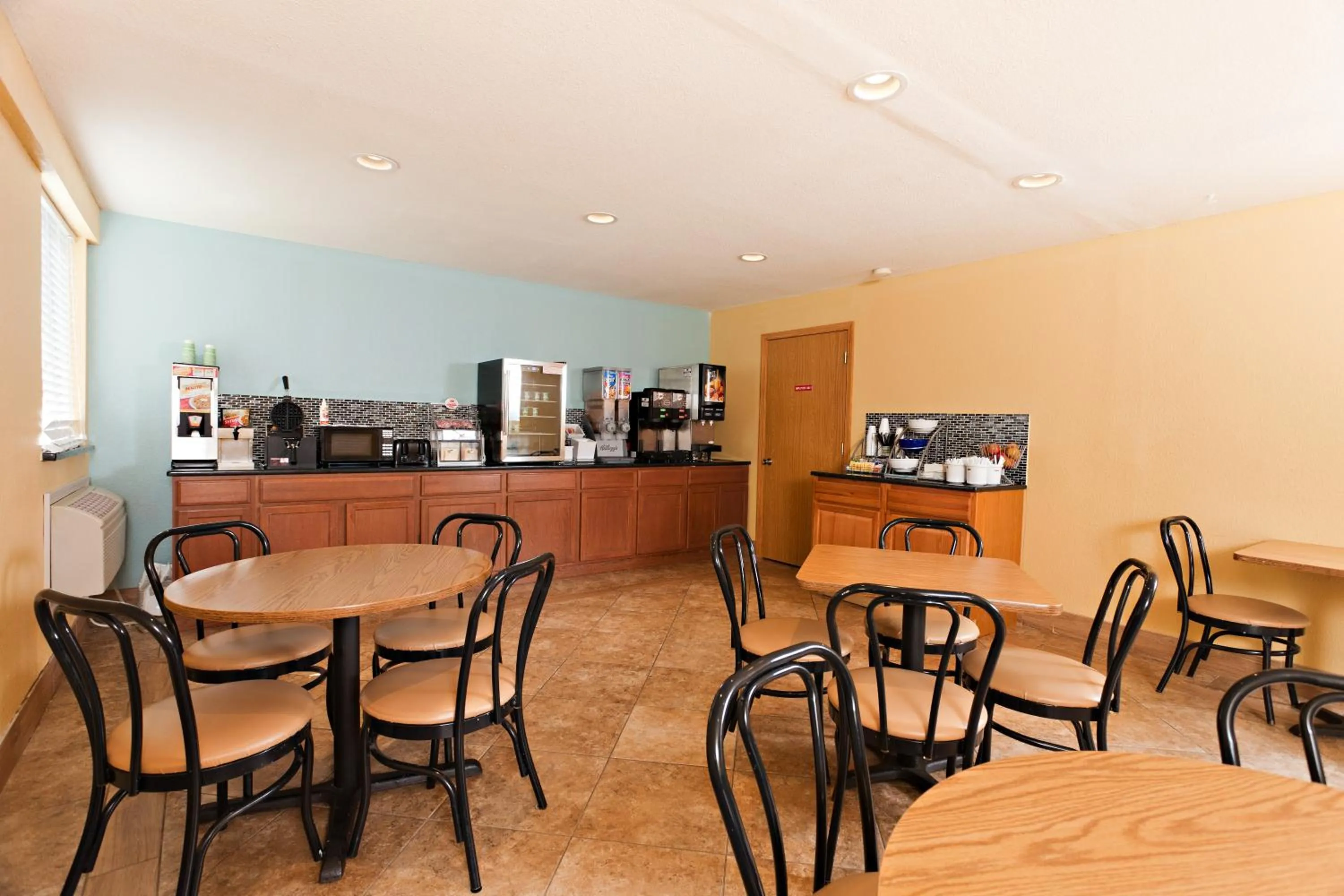 Breakfast in Super 8 by Wyndham Wichita Airport West Kellogg