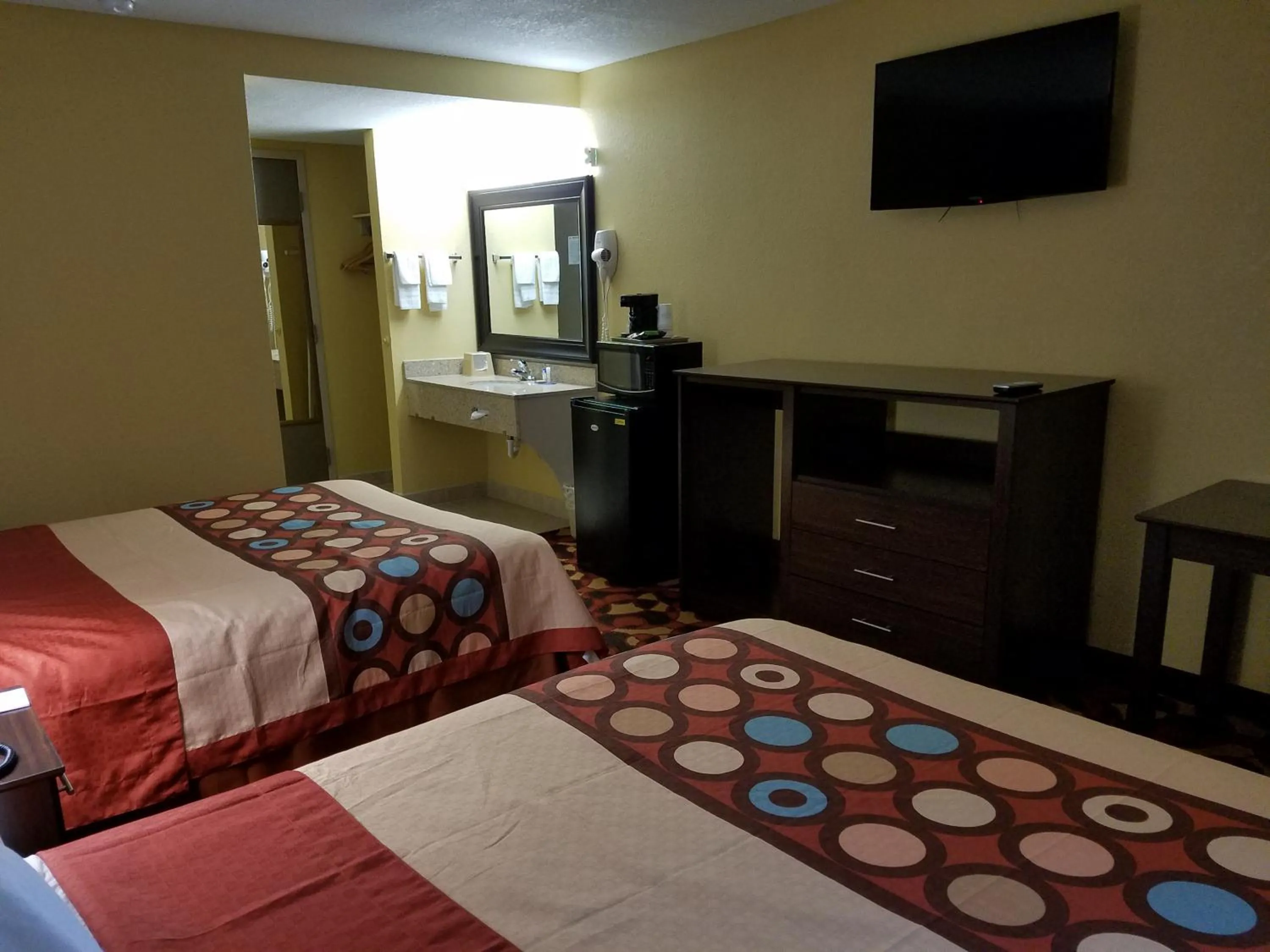Bed in Super 8 by Wyndham Wichita Airport West Kellogg