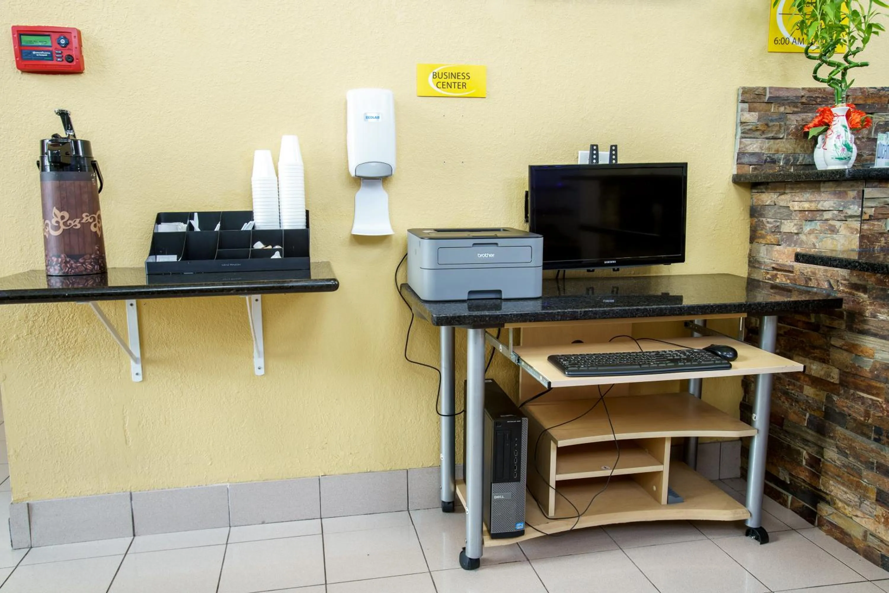 Coffee/tea facilities in Super 8 by Wyndham Wichita Airport West Kellogg
