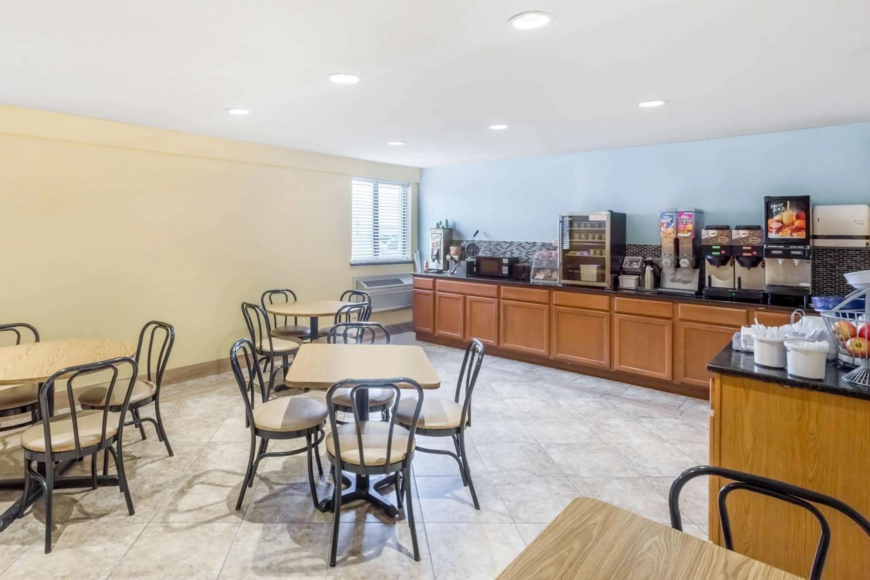 Restaurant/places to eat in Super 8 by Wyndham Wichita Airport West Kellogg