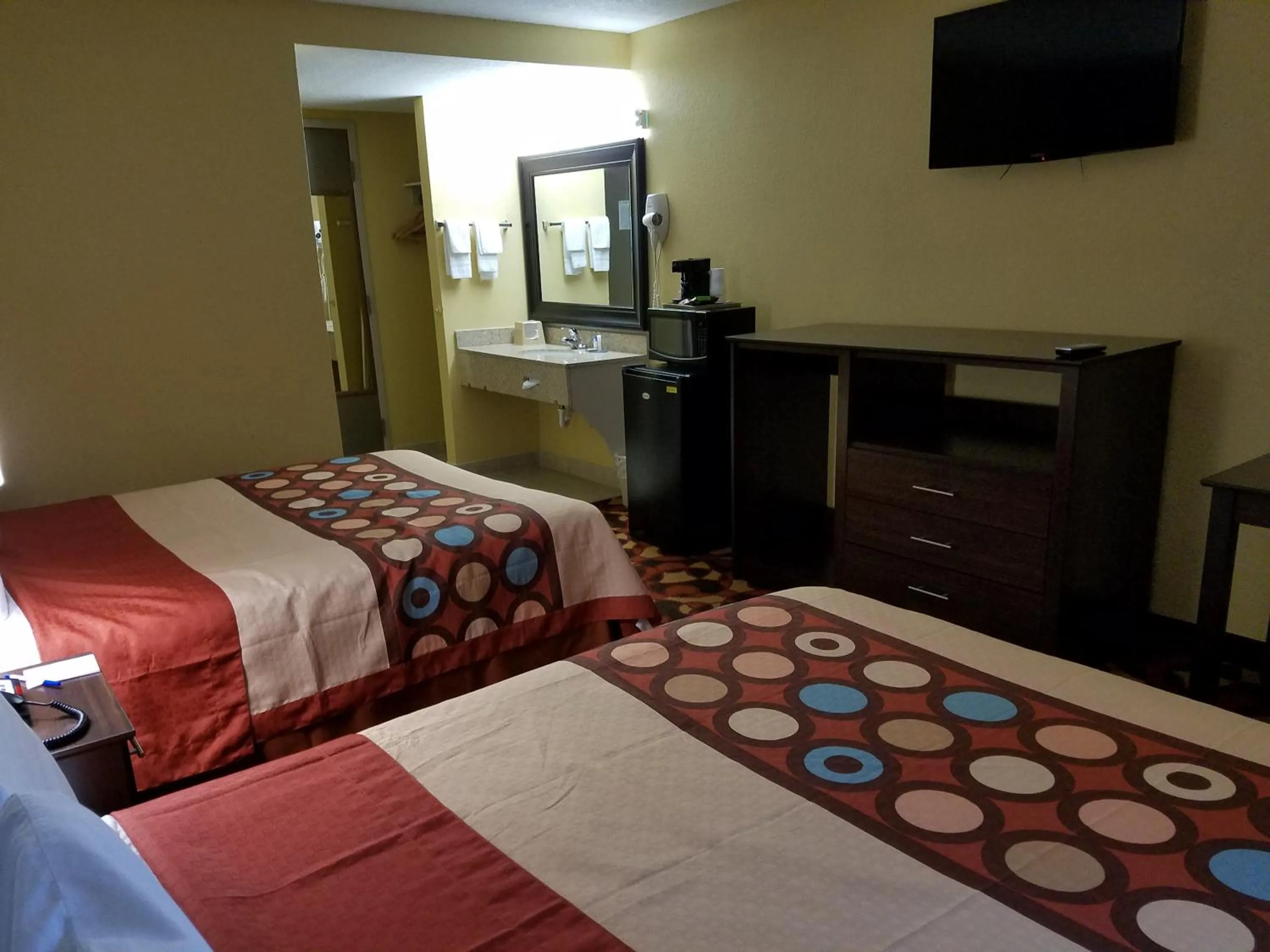 TV and multimedia, Bed in Super 8 by Wyndham Wichita Airport West Kellogg