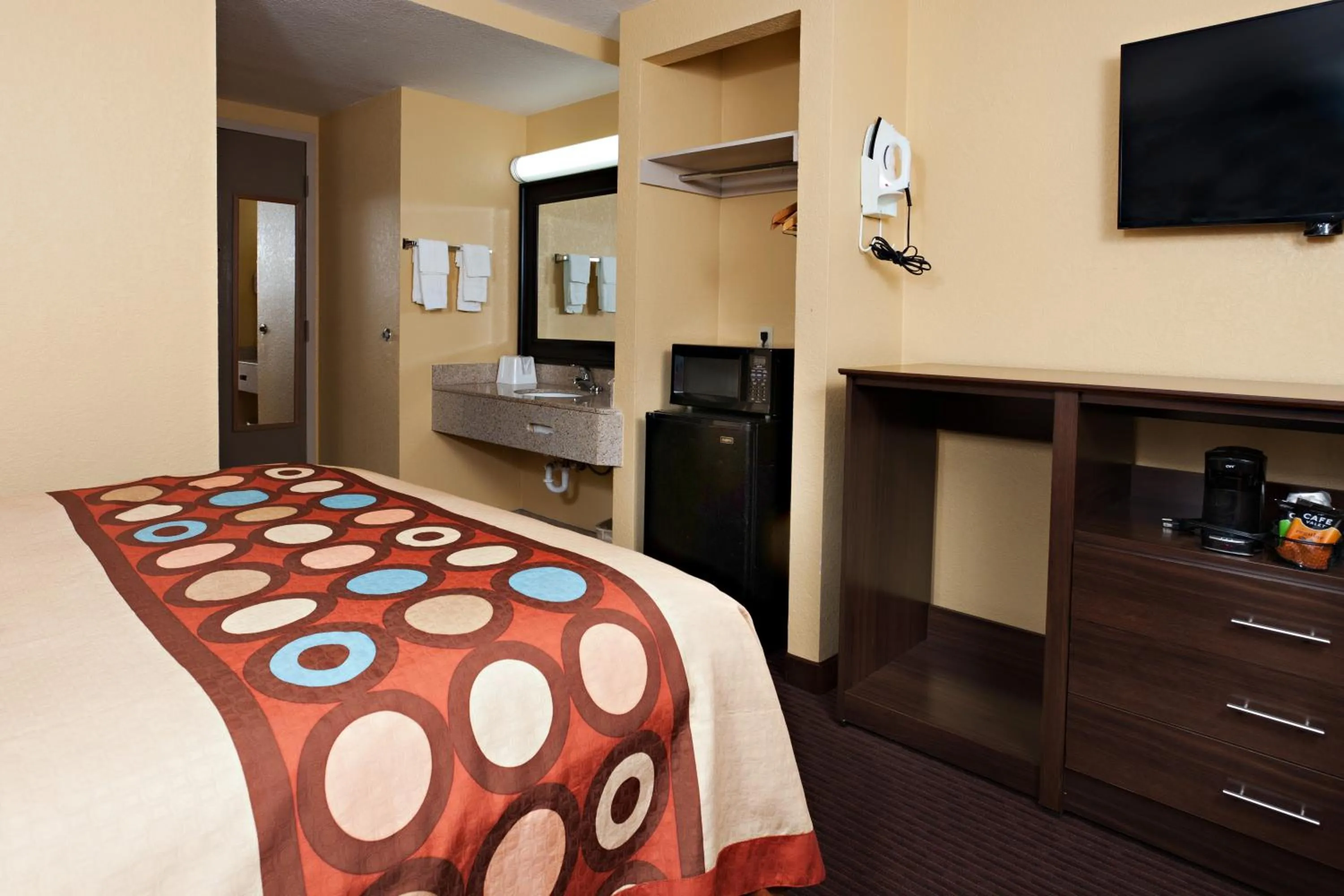 Bed in Super 8 by Wyndham Wichita Airport West Kellogg