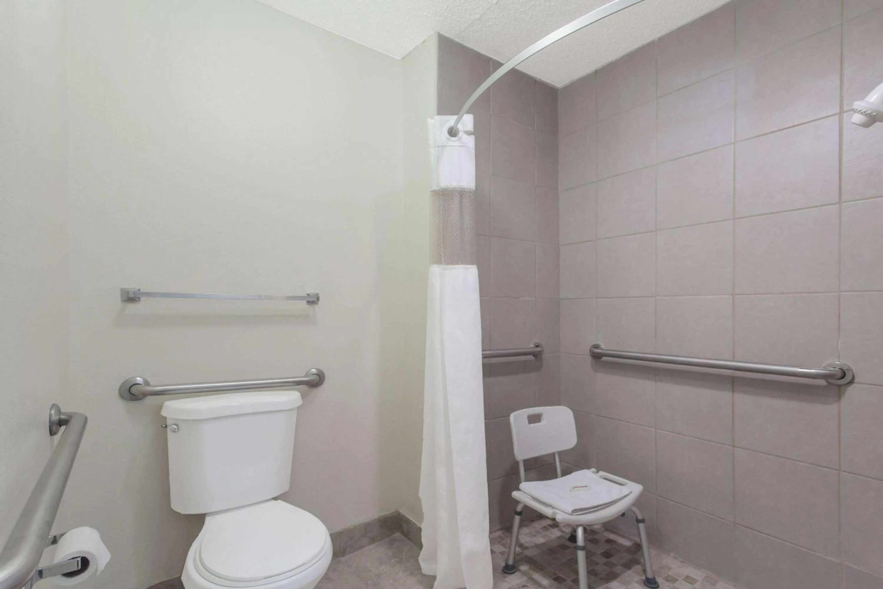 TV and multimedia in Travelodge by Wyndham Clarksville