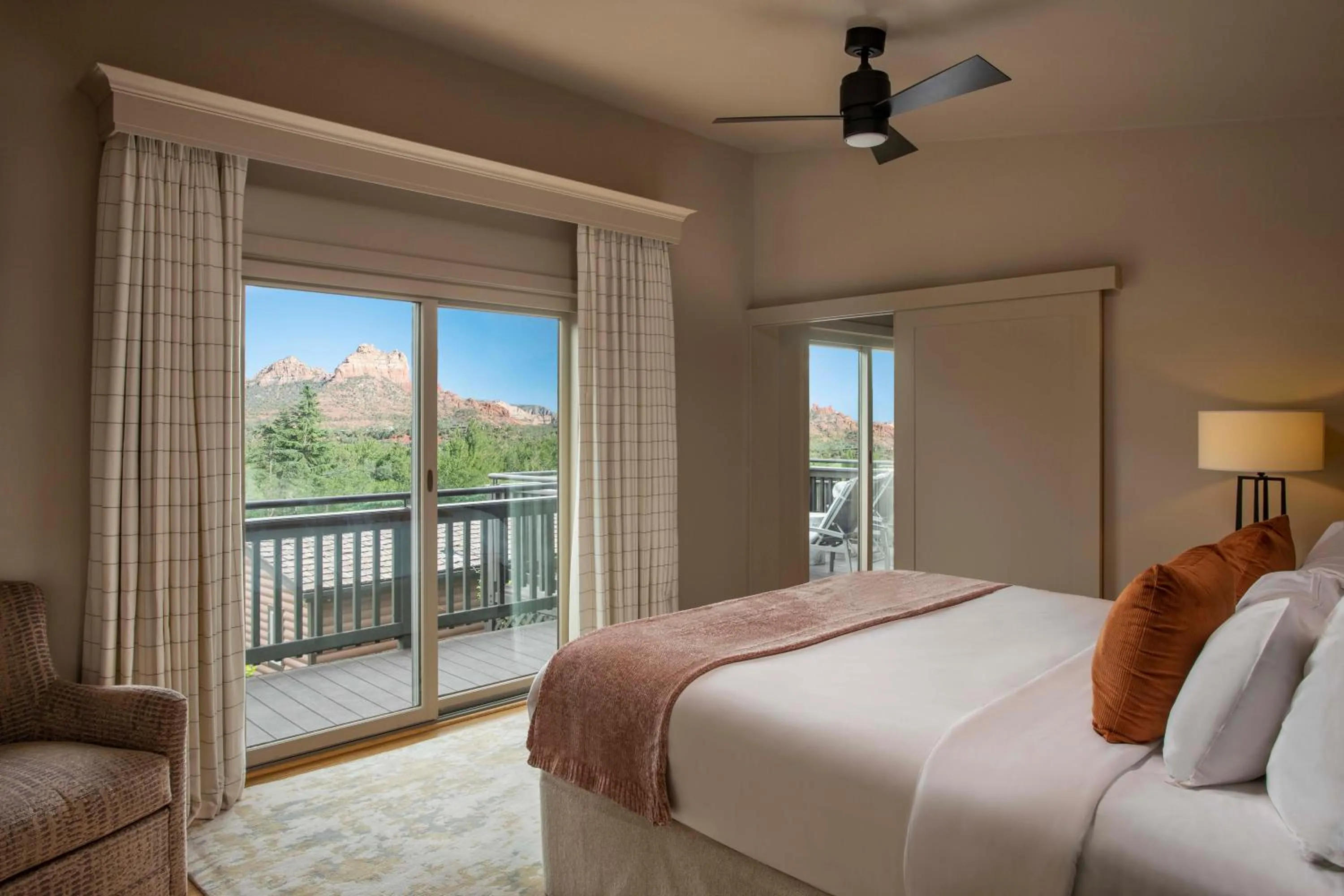 View (from property/room), Bed in L'Auberge De Sedona