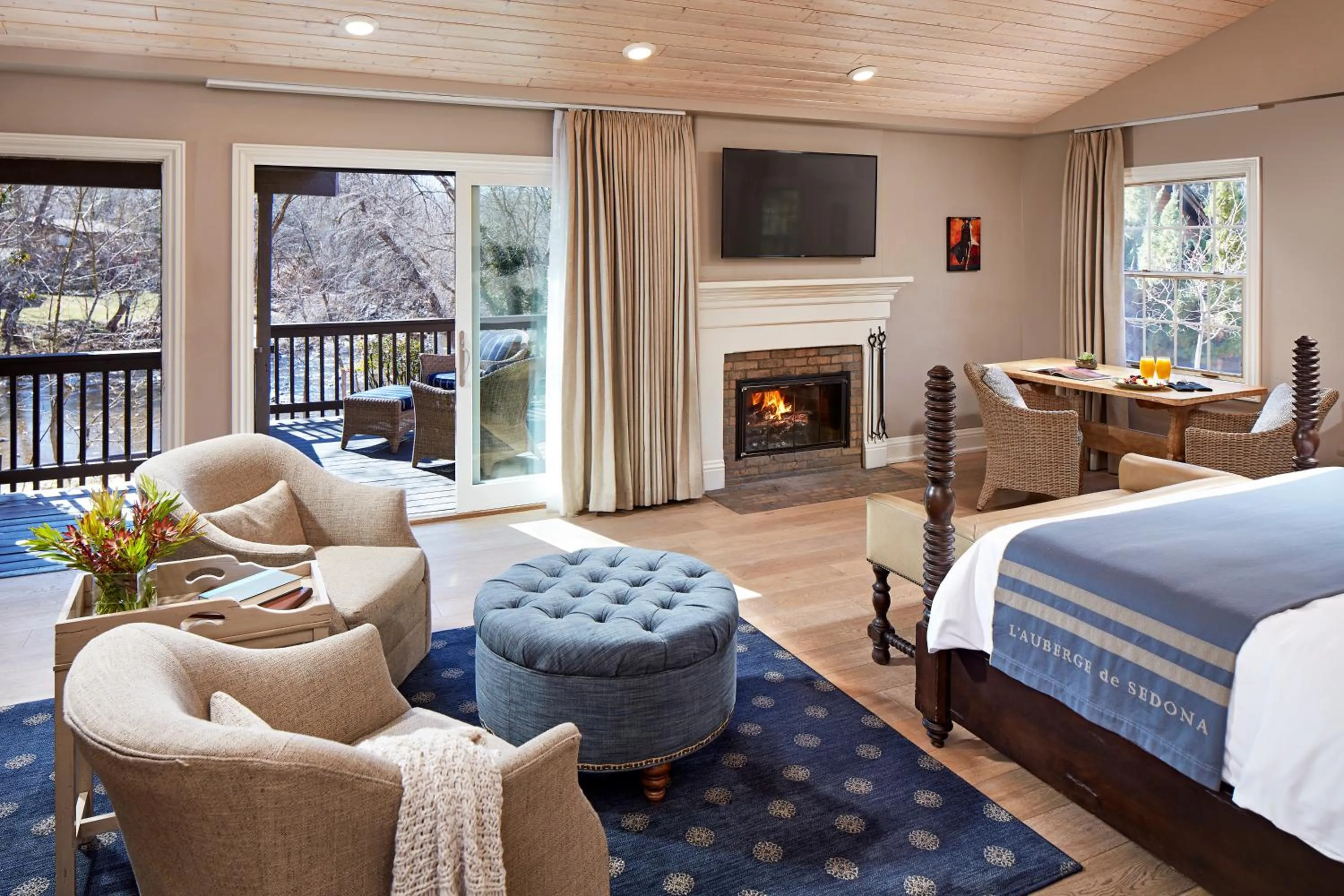 Living room, Bed in L'Auberge De Sedona