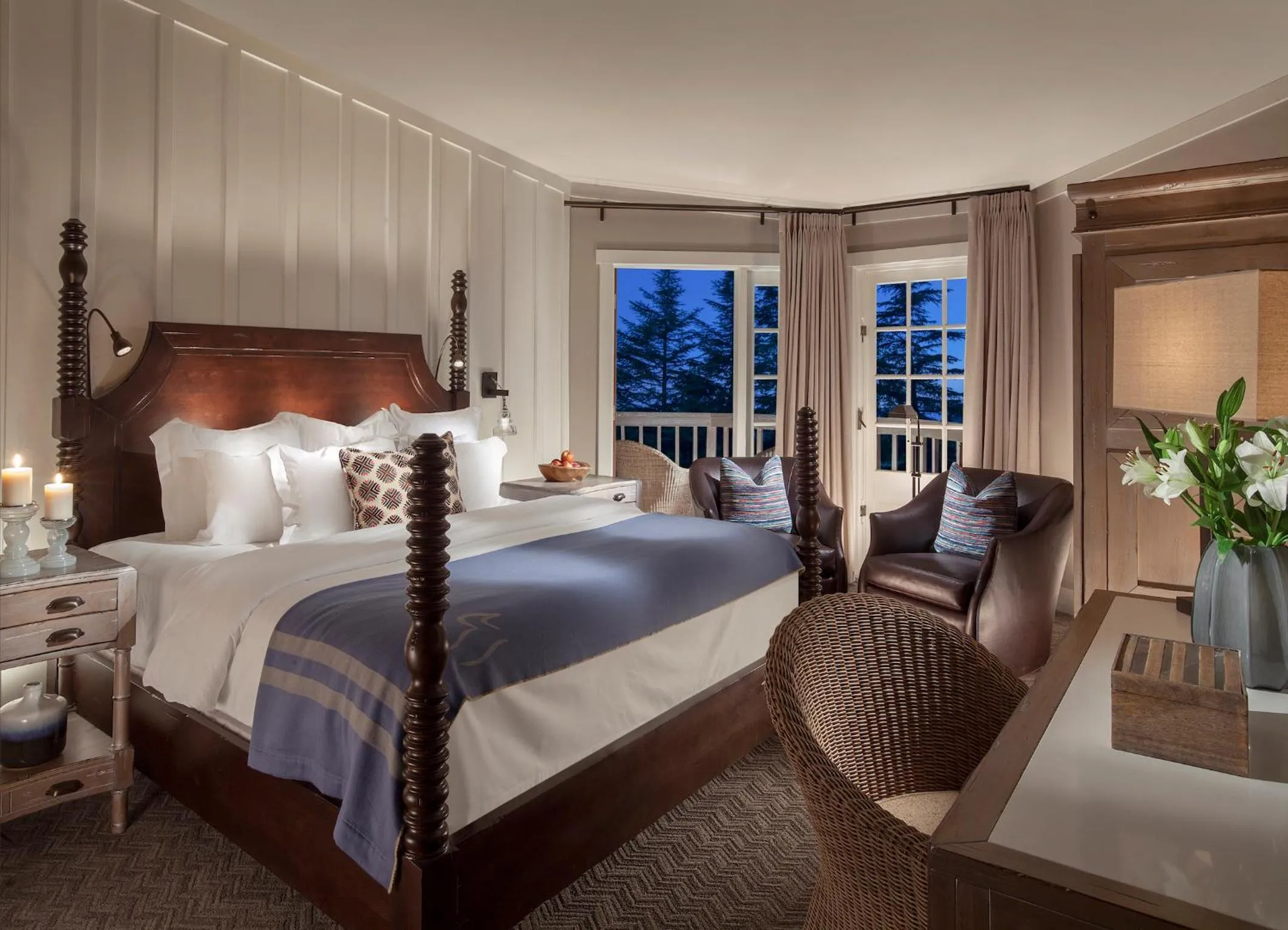 Photo of the whole room, Bed in L'Auberge De Sedona