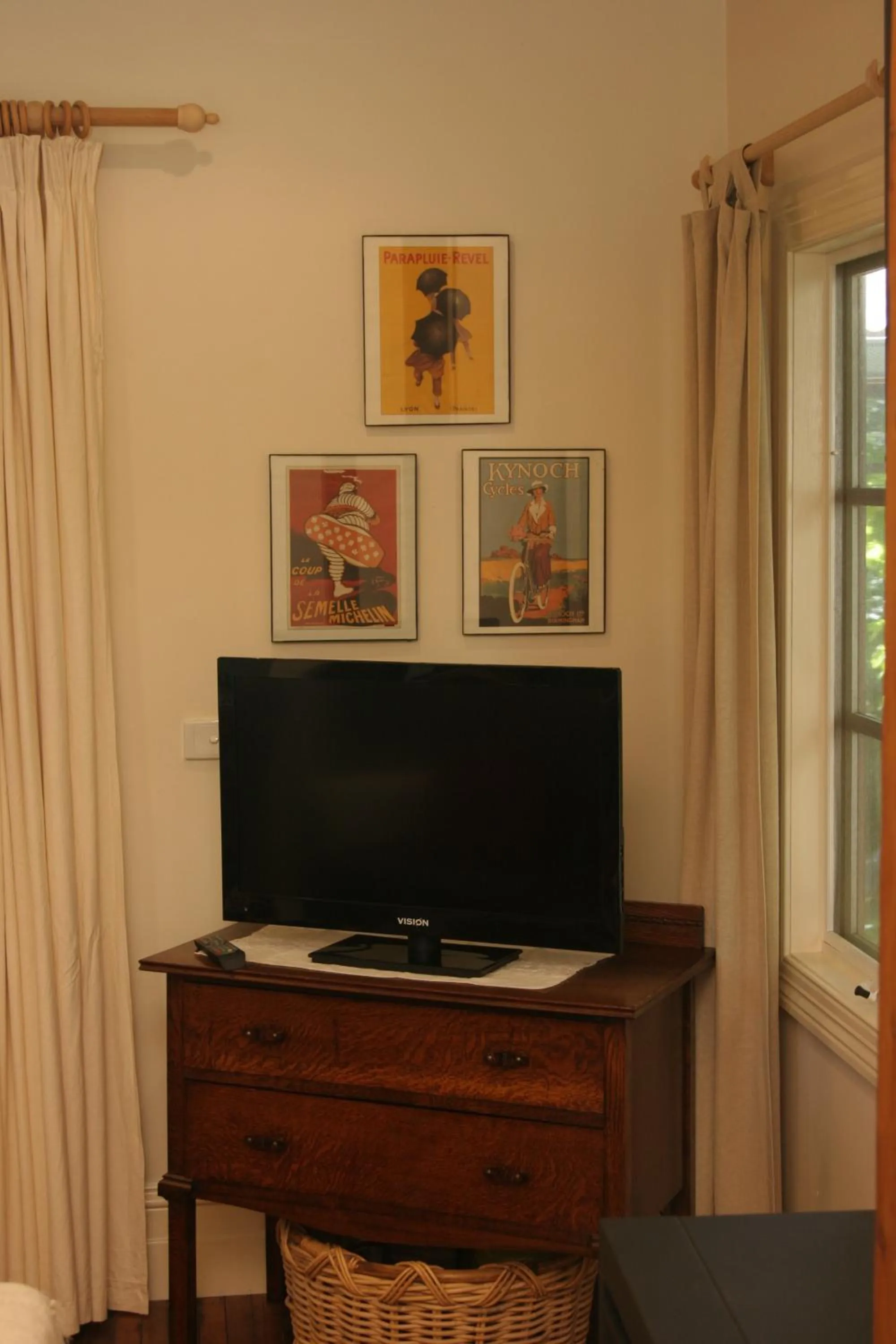 TV and multimedia in Stone's Throw Cottage Bed and Breakfast