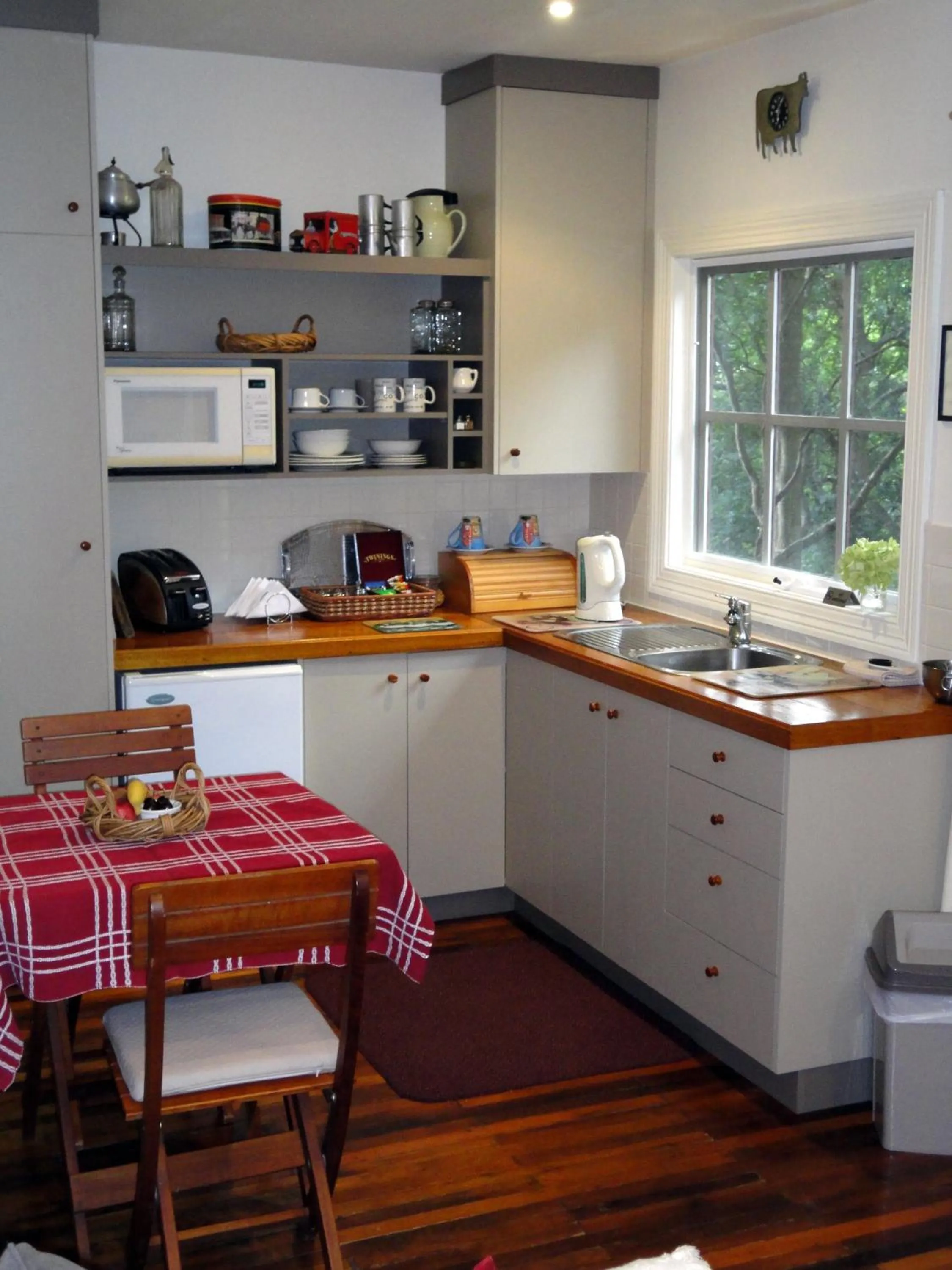 Kitchen or kitchenette in Stone's Throw Cottage Bed and Breakfast