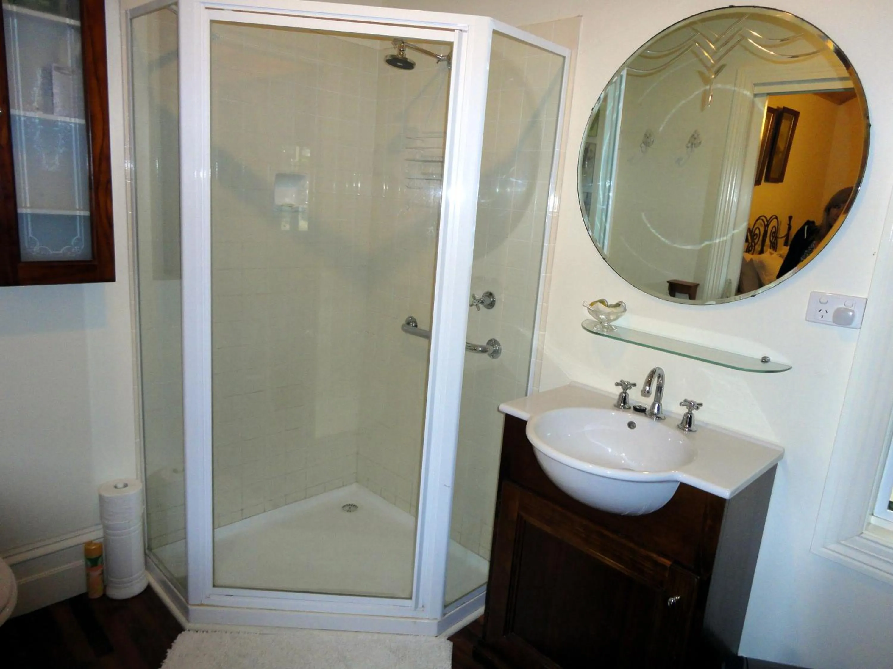 Bathroom in Stone's Throw Cottage Bed and Breakfast