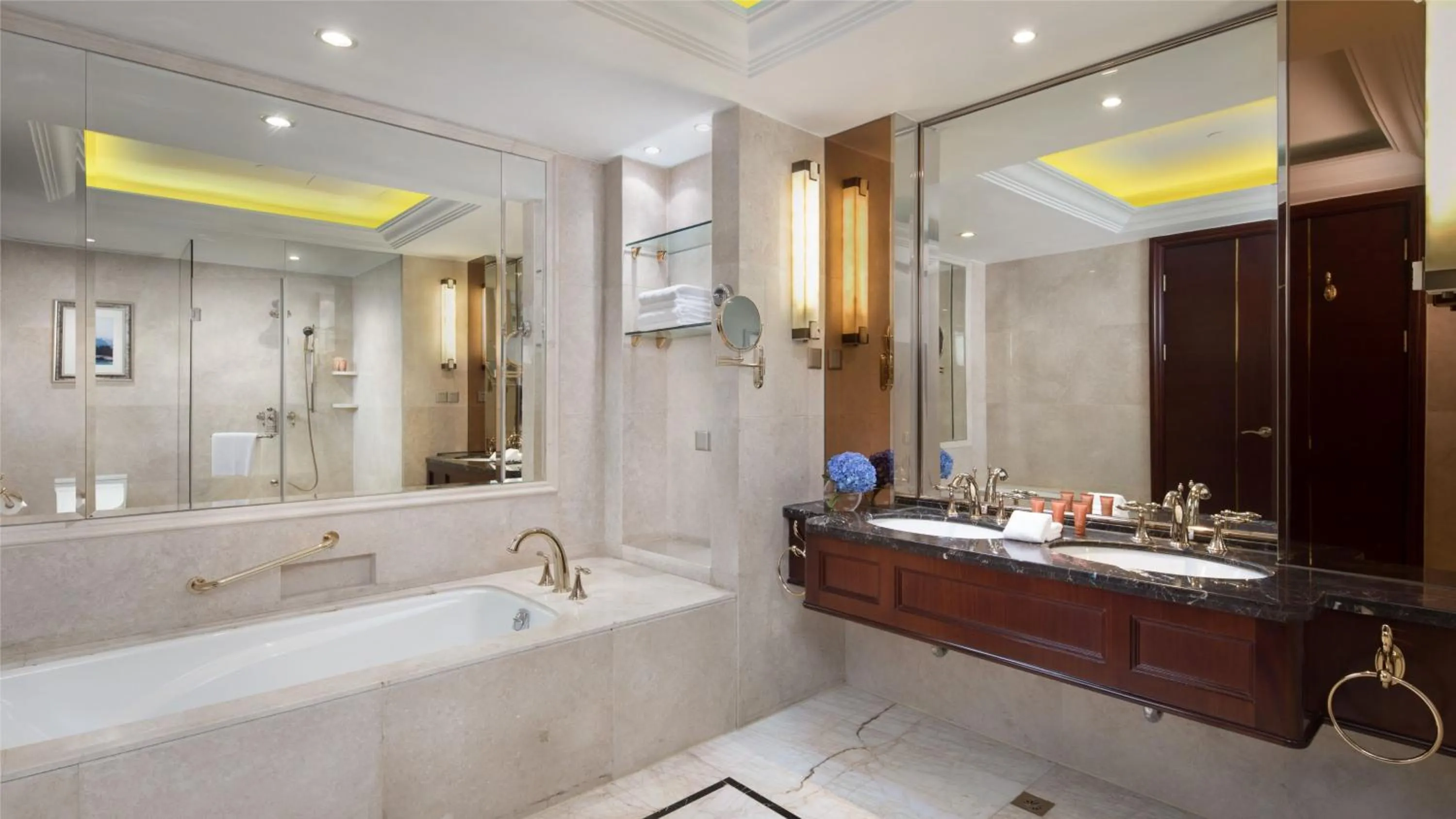 Bathroom in Crowne Plaza Deqing Moganshan by IHG