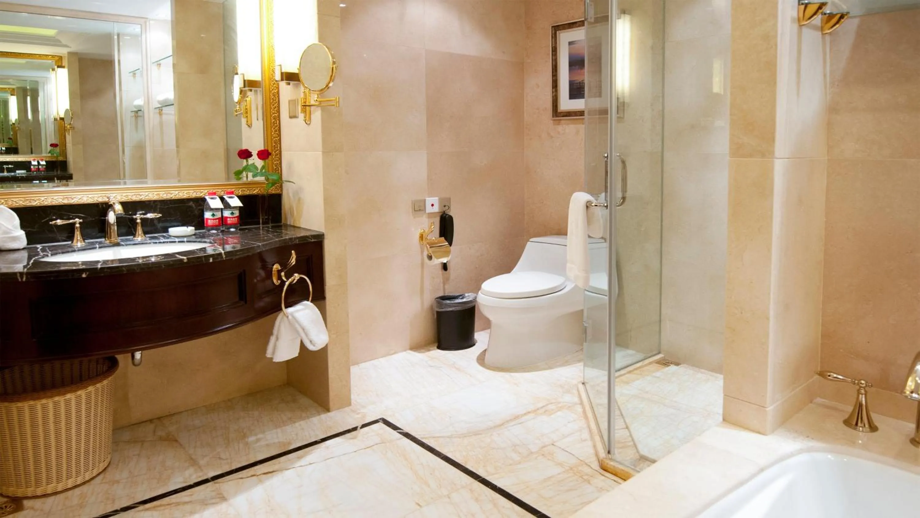 Bathroom in Crowne Plaza Deqing Moganshan by IHG