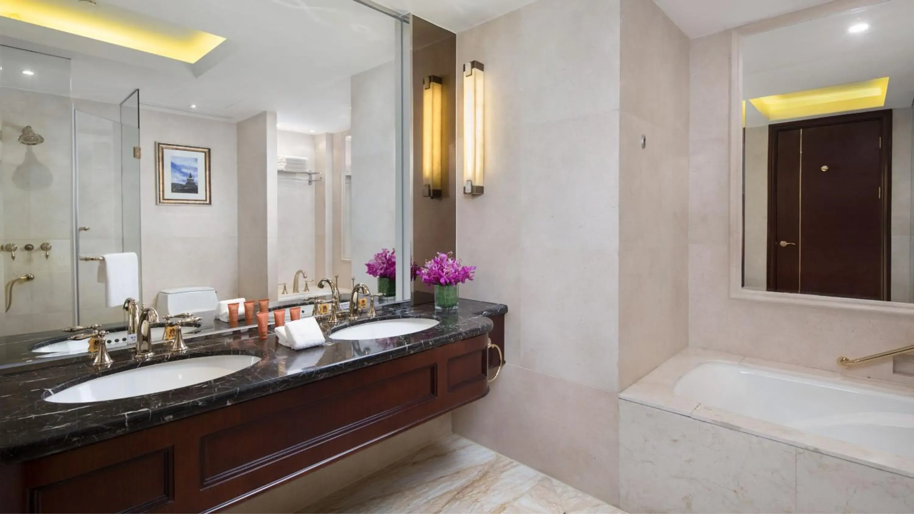 Bathroom in Crowne Plaza Deqing Moganshan by IHG Bathroom in Crowne Plaza Deqing Moganshan by IHG