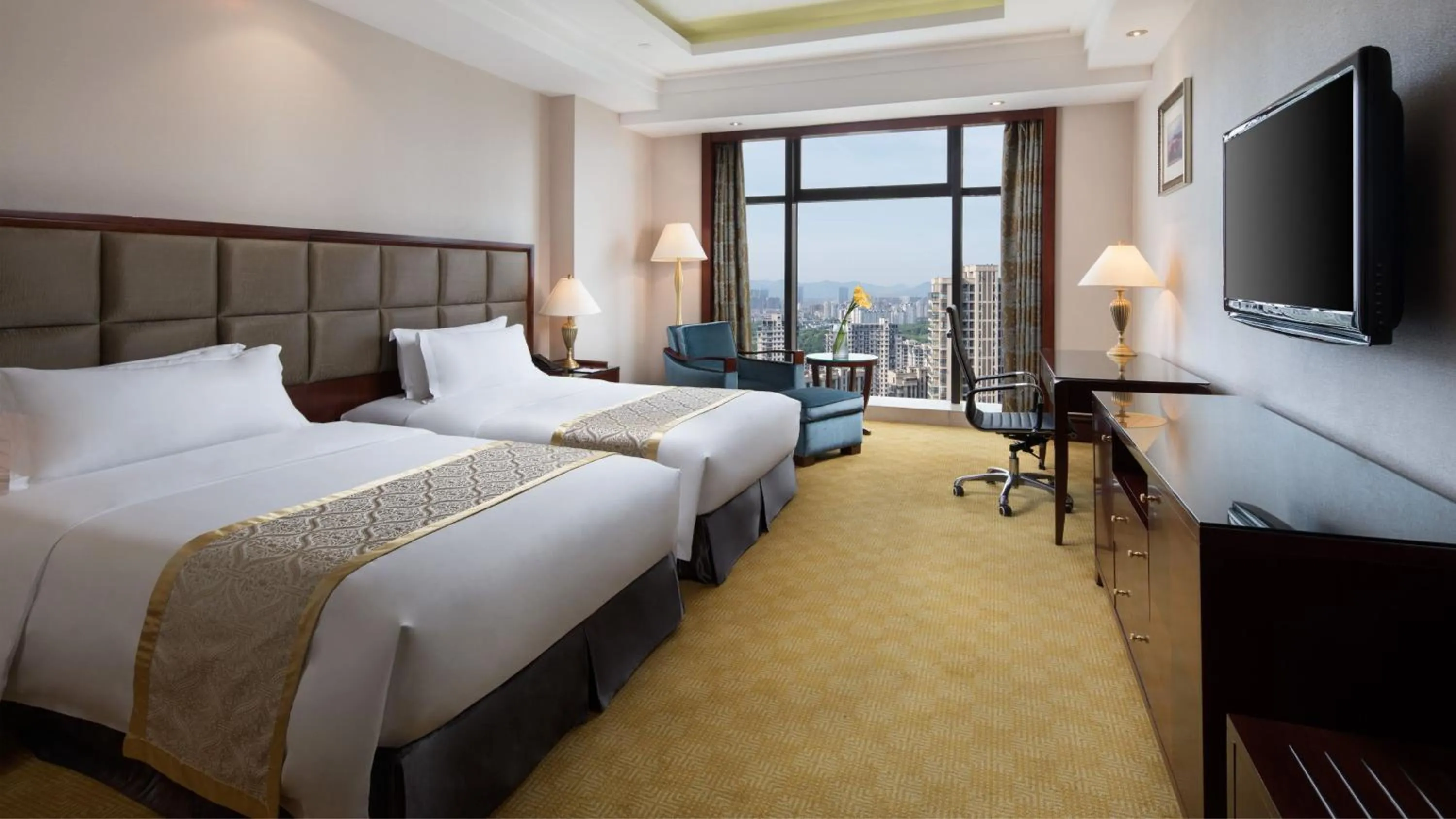 Photo of the whole room, Bed in Crowne Plaza Deqing Moganshan by IHG