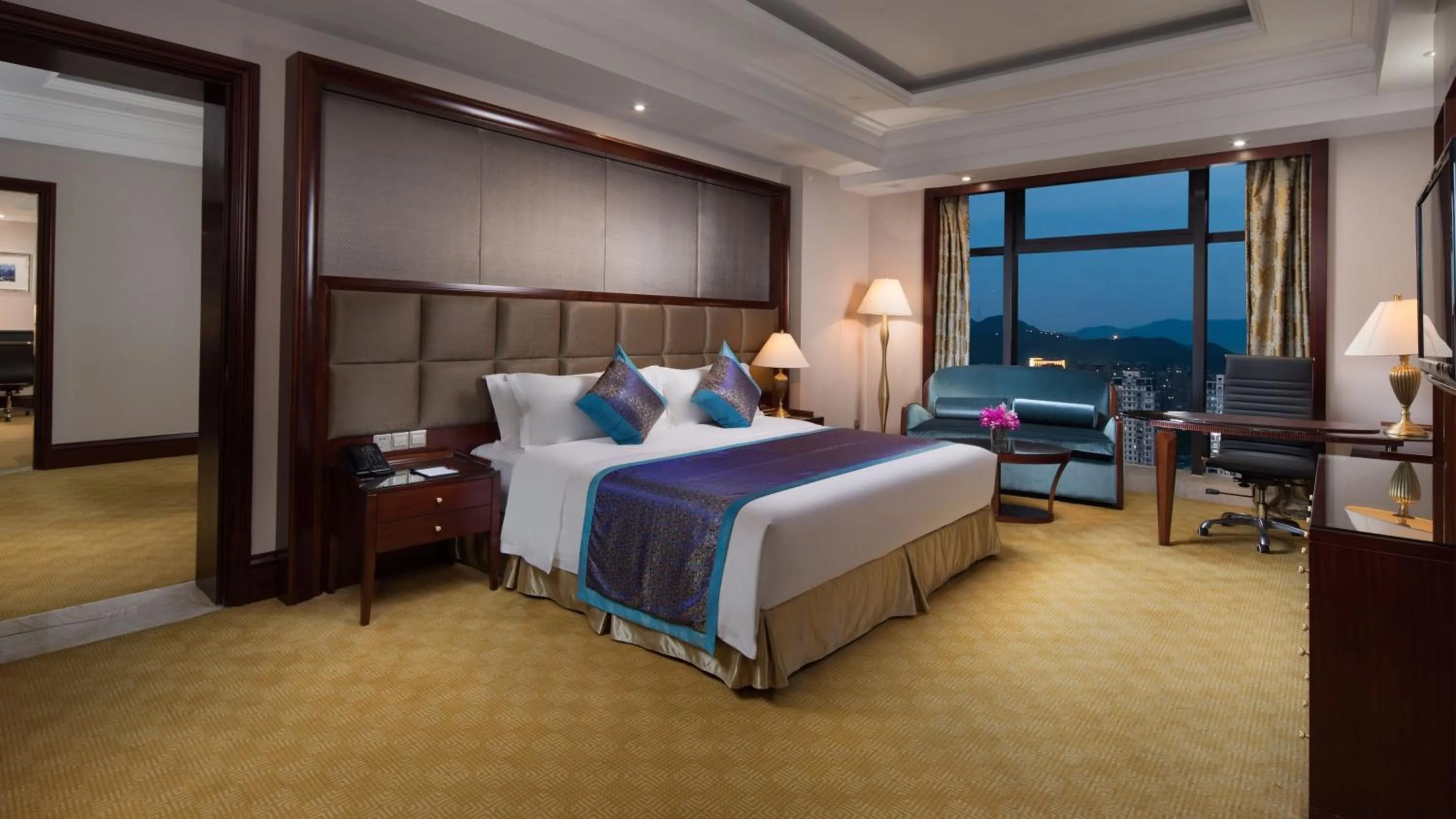Photo of the whole room, Bed in Crowne Plaza Deqing Moganshan by IHG