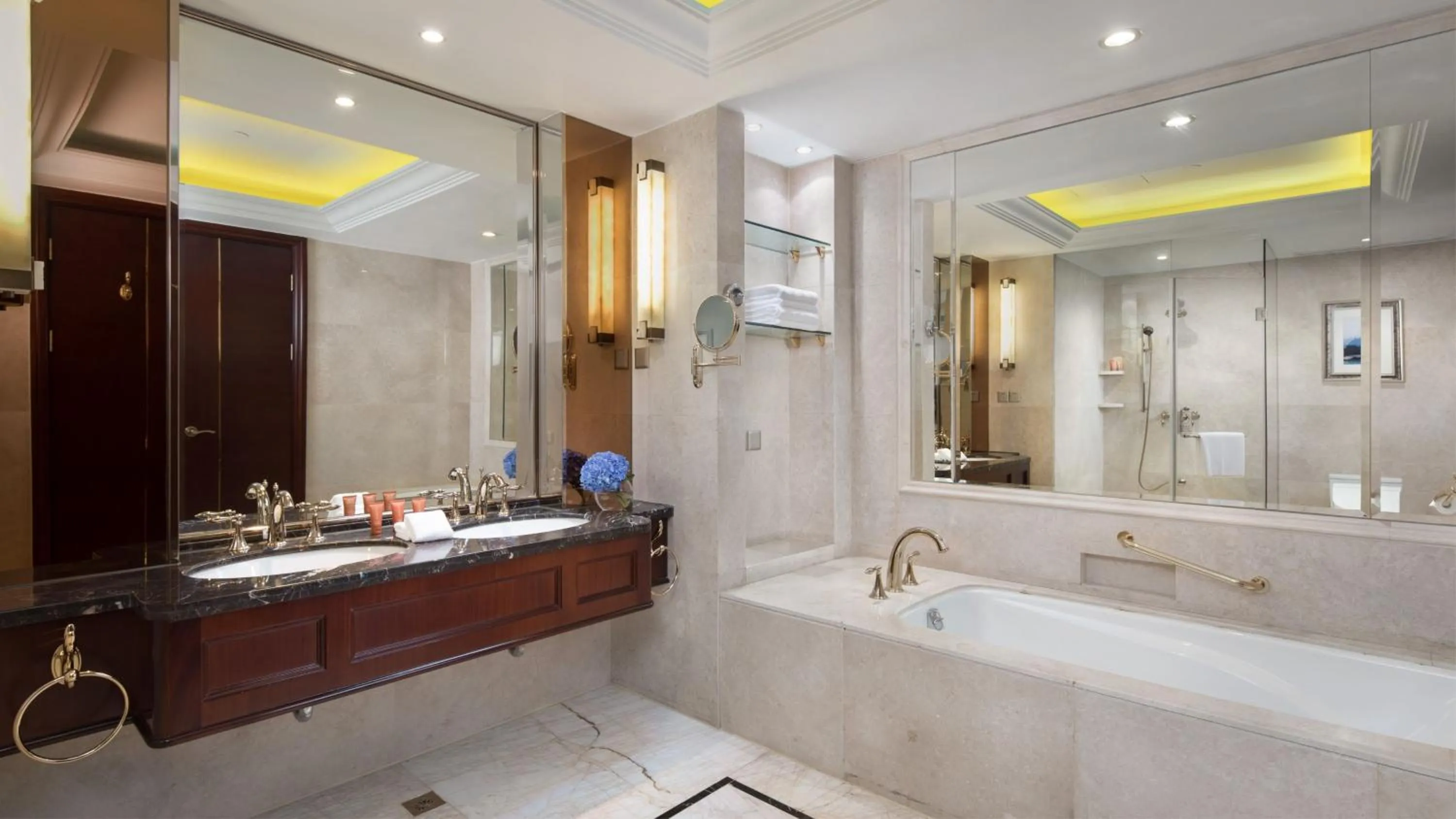 Photo of the whole room in Crowne Plaza Deqing Moganshan by IHG