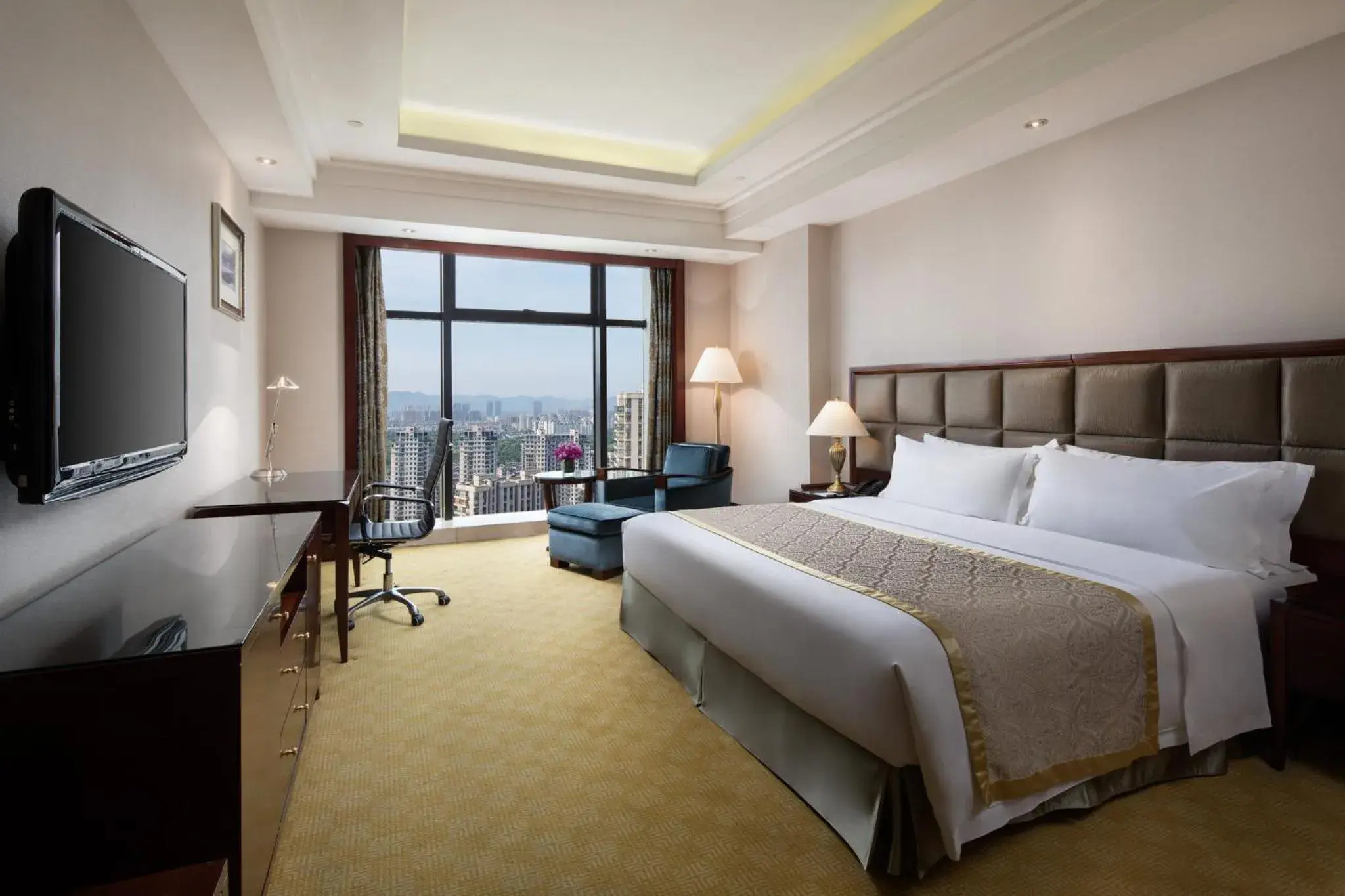 Photo of the whole room, Bed in Crowne Plaza Deqing Moganshan by IHG Photo of the whole room, Bed in Crowne Plaza Deqing Moganshan by IHG