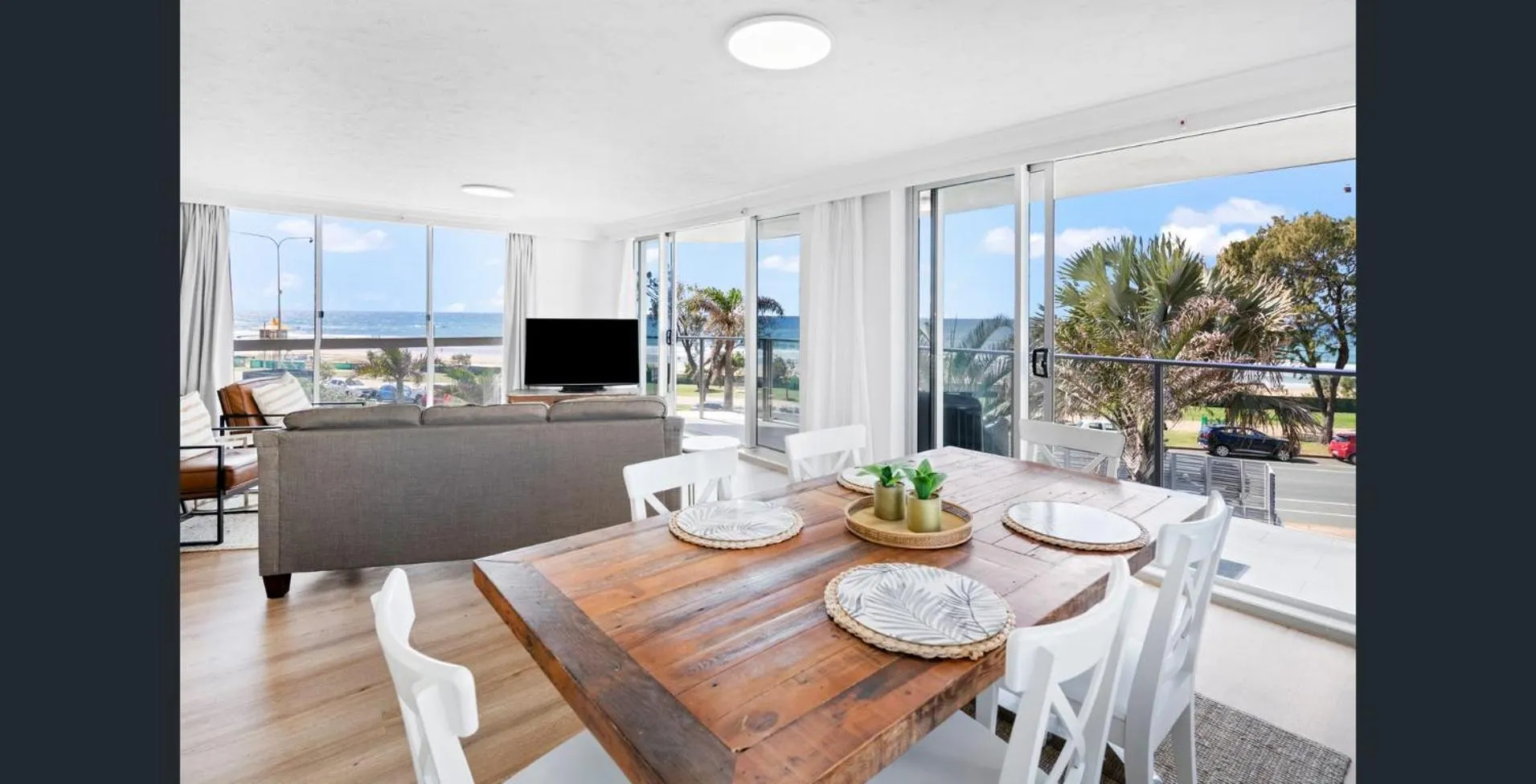 Dining area in Hi Surf Beachfront Resort Apartments OFFICIAL SITE