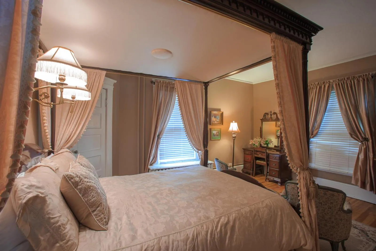 Superior Queen Room in The Lion and the Rose Bed and Breakfast