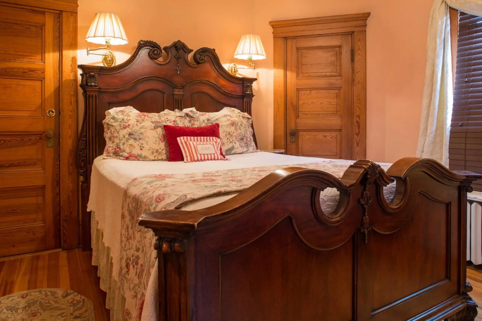 Standard Queen Room in The Lion and the Rose Bed and Breakfast