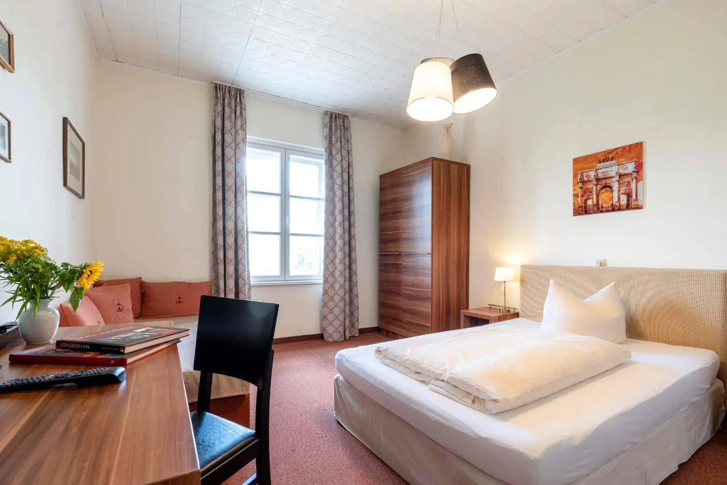 Single Room with Shared Shower and Toilet in Hotel-Pension am Siegestor Single Room with Shared Shower and Toilet in Hotel-Pension am Siegestor