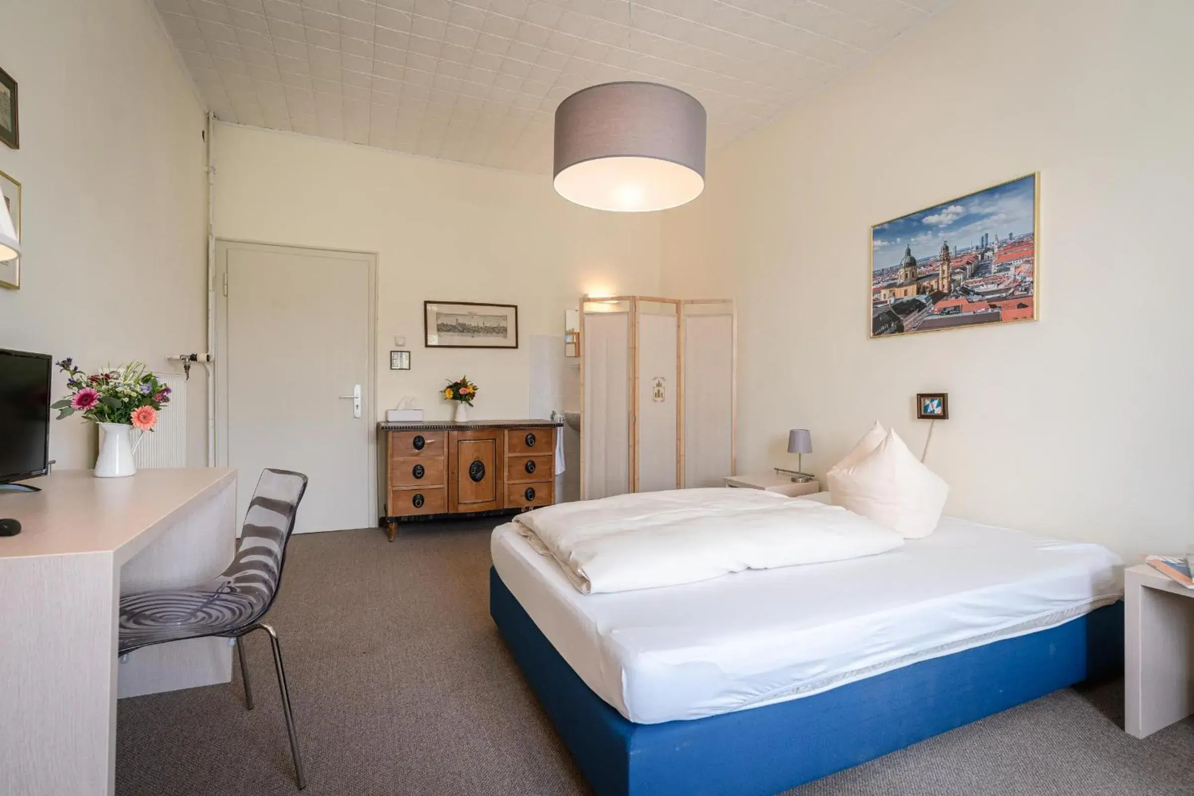 Single Room with Shared Shower and Toilet in Hotel-Pension am Siegestor Single Room with Shared Shower and Toilet in Hotel-Pension am Siegestor
