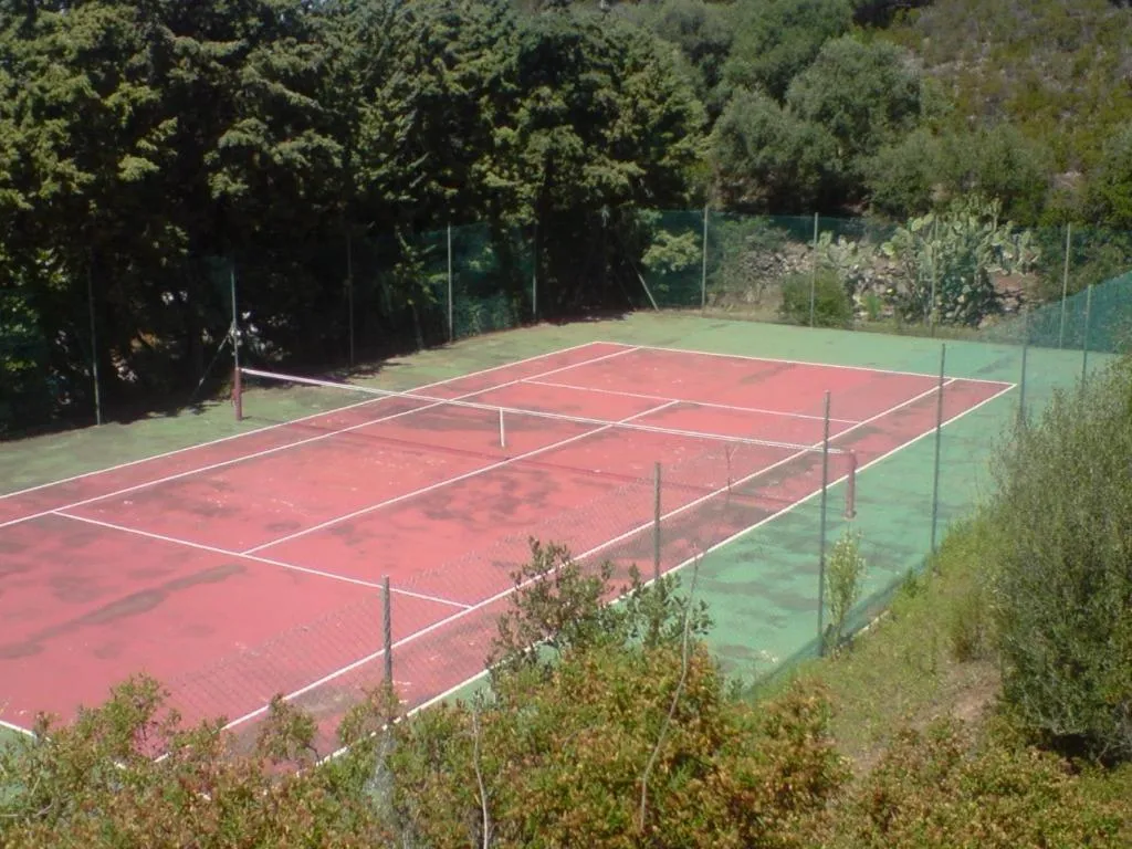 Tennis court in Auberge Ferayola