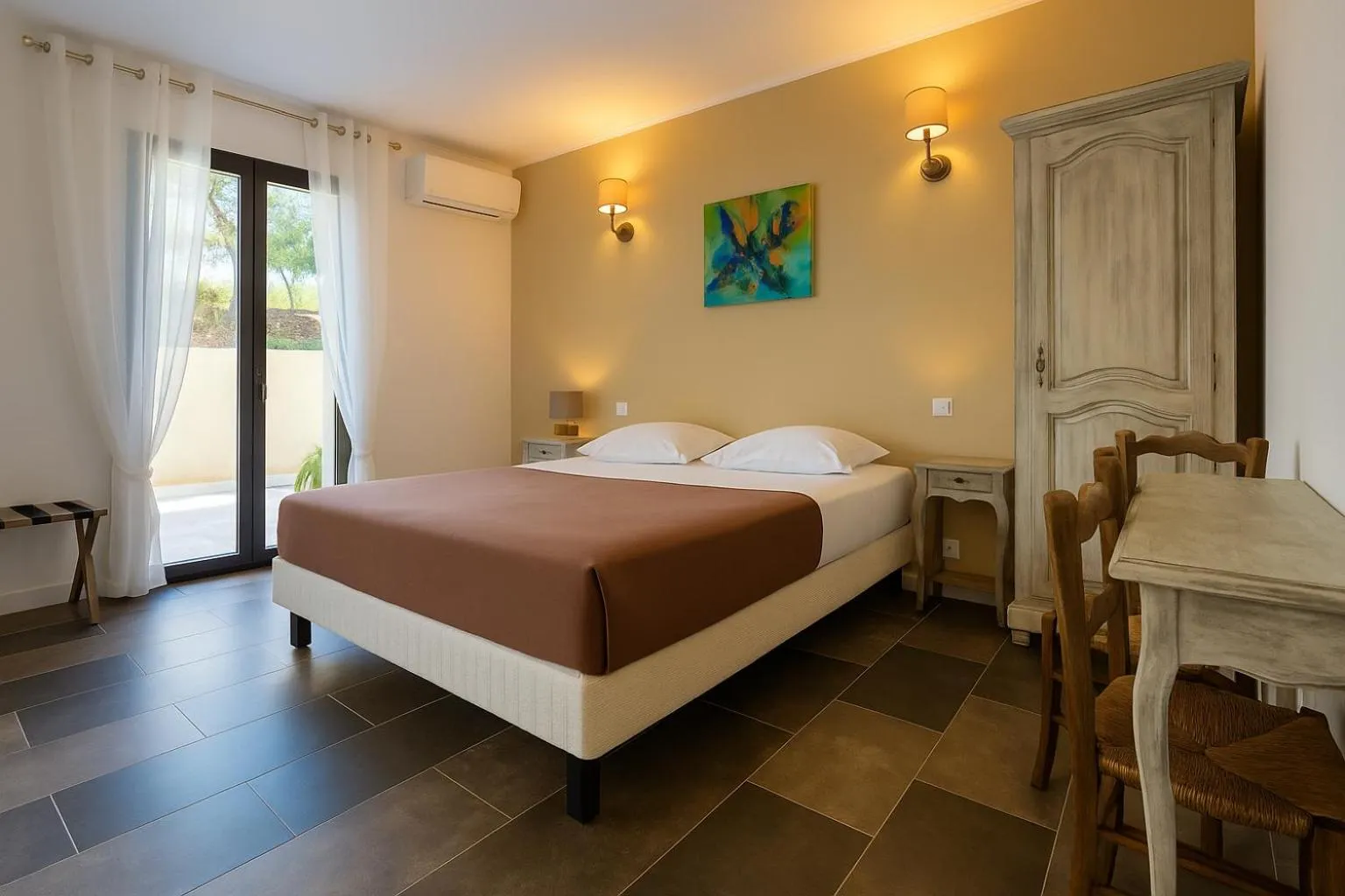 Photo of the whole room, Bed in Auberge Ferayola