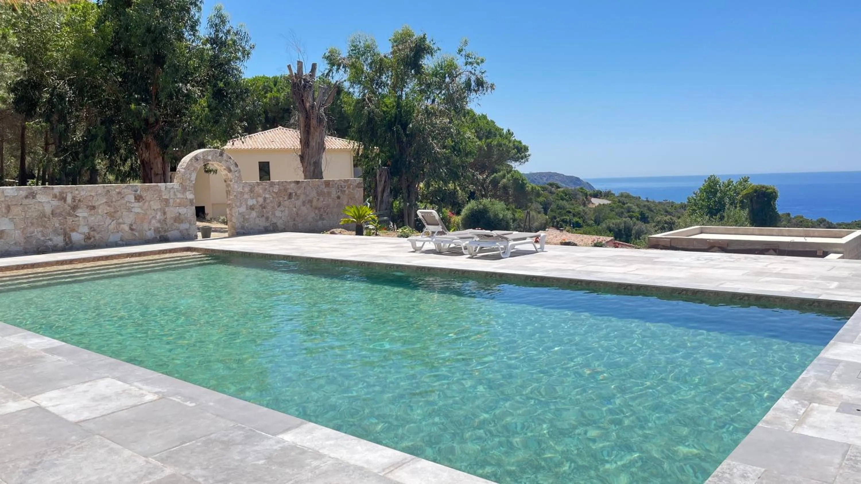 Swimming pool in Auberge Ferayola