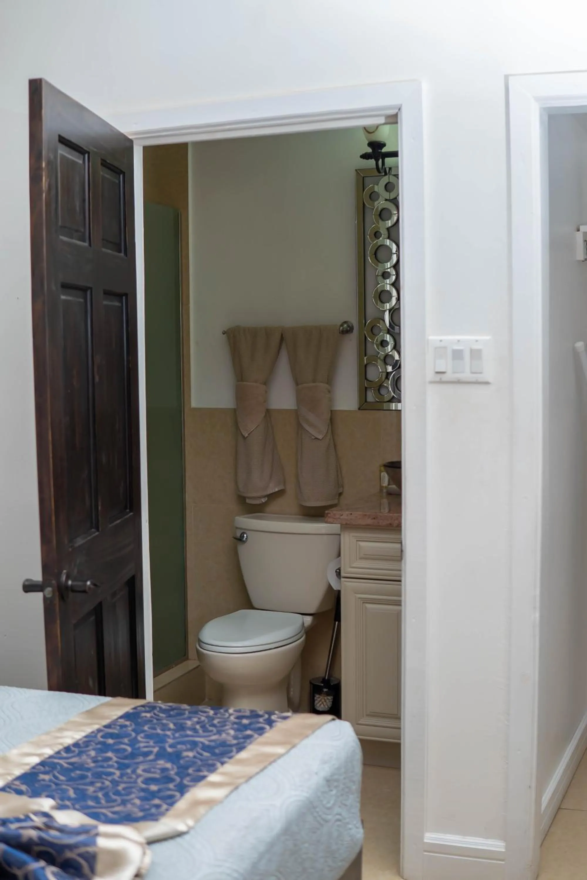 Restaurant/places to eat, Bed in GC Resort