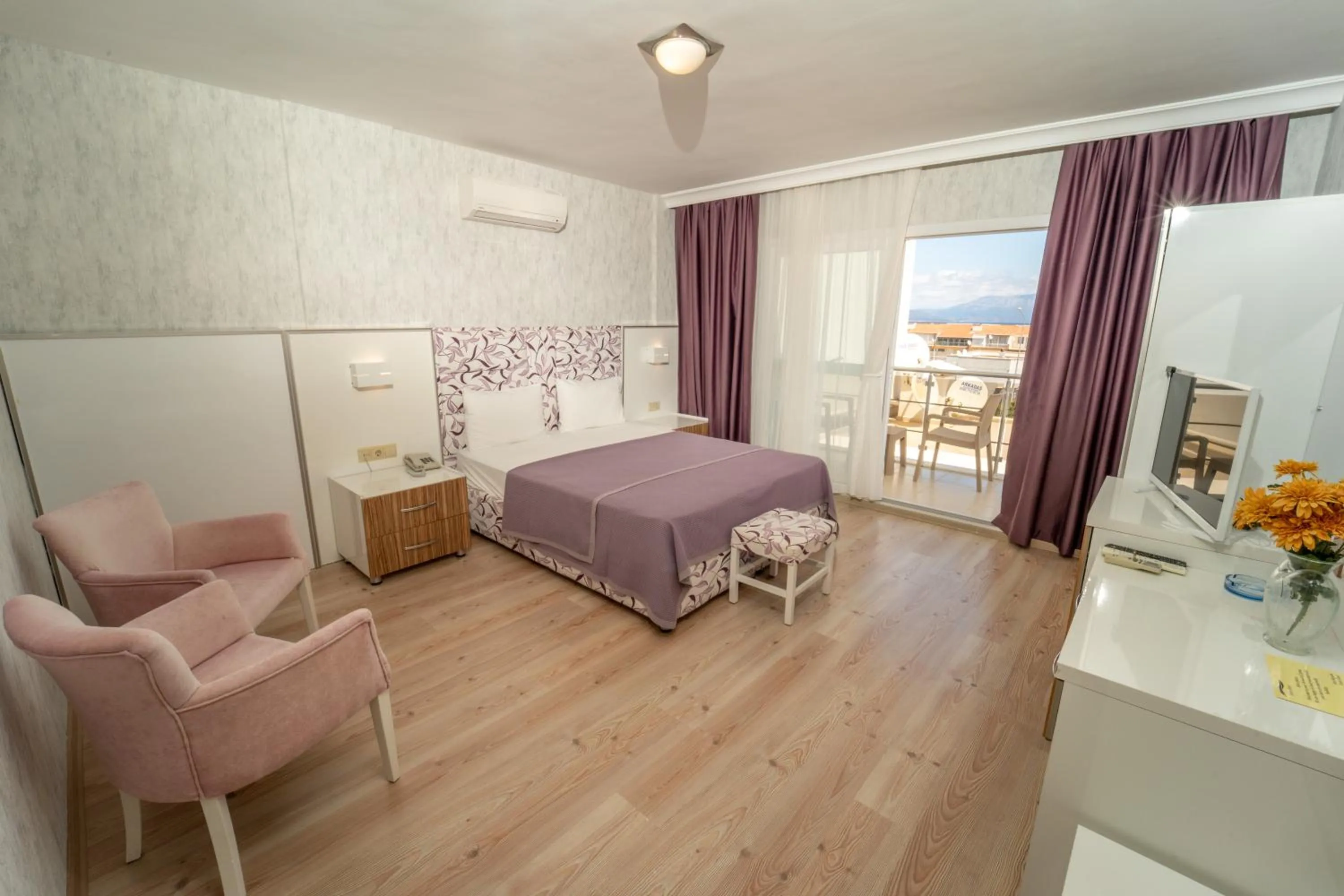 Photo of the whole room, Bed in Twins Hotel Çeşme