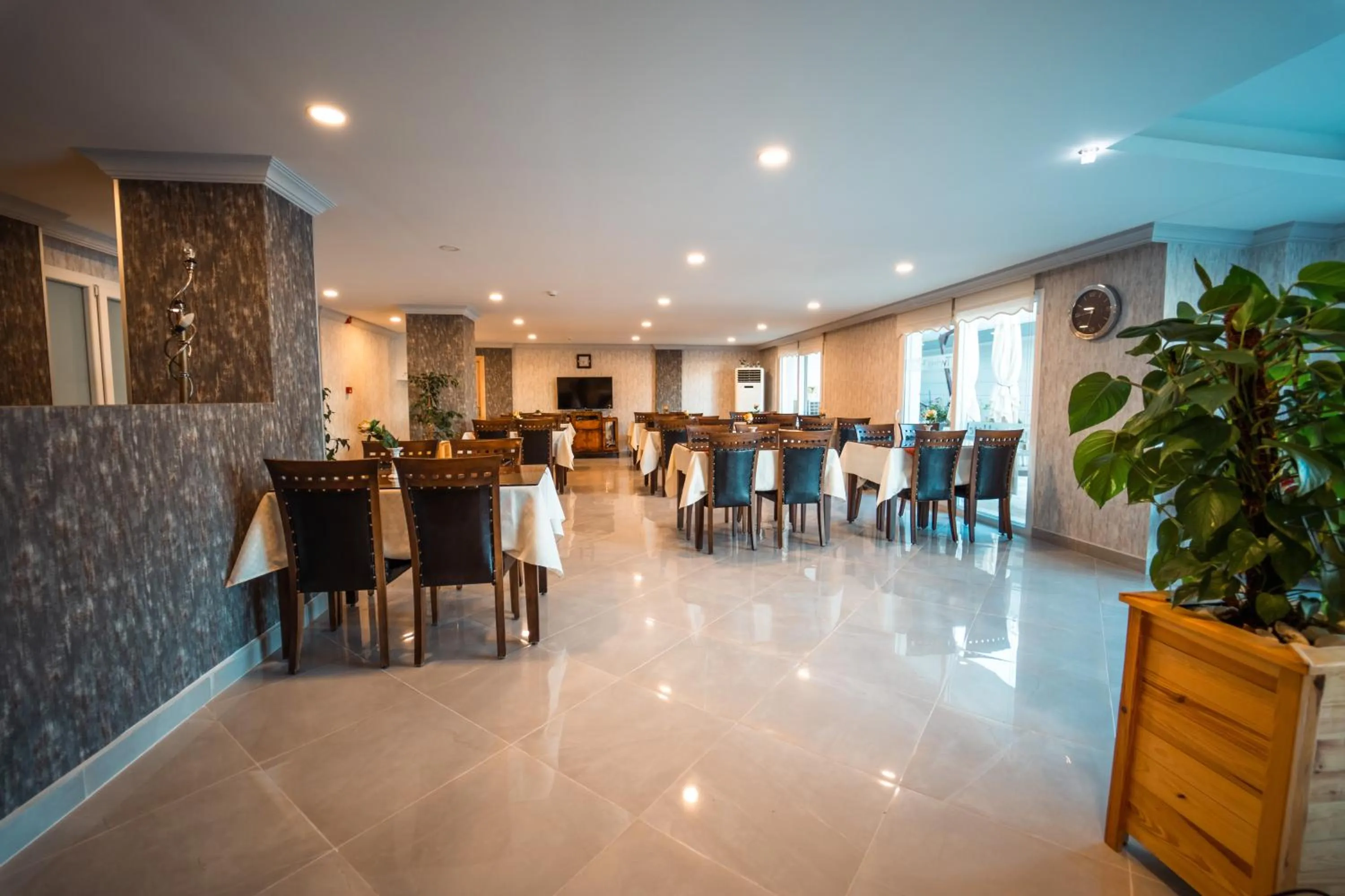 Communal lounge/ TV room in Twins Hotel Çeşme