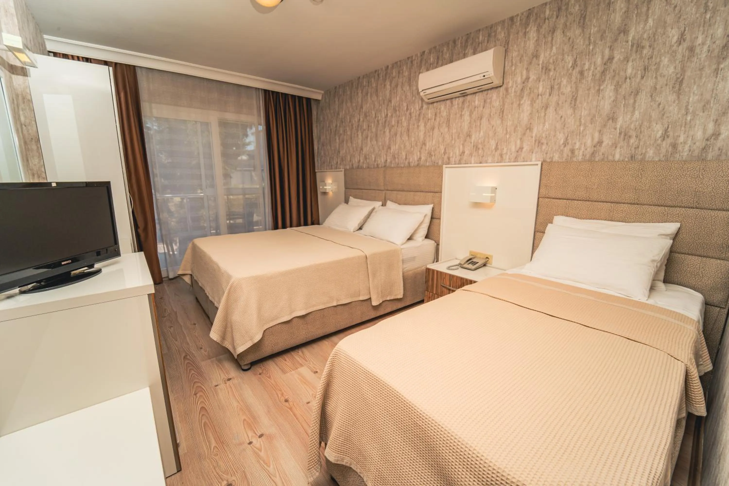 Photo of the whole room, Bed in Twins Hotel Çeşme