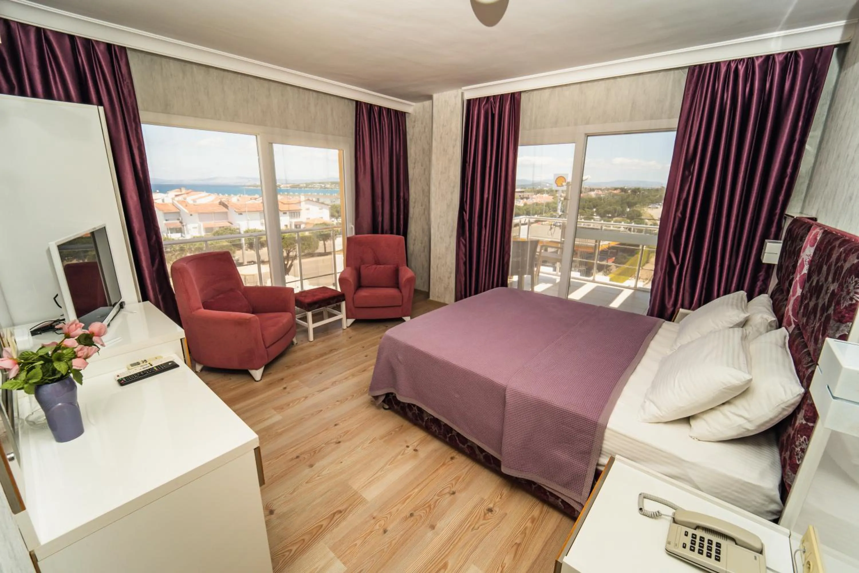 Photo of the whole room, Bed in Twins Hotel Çeşme