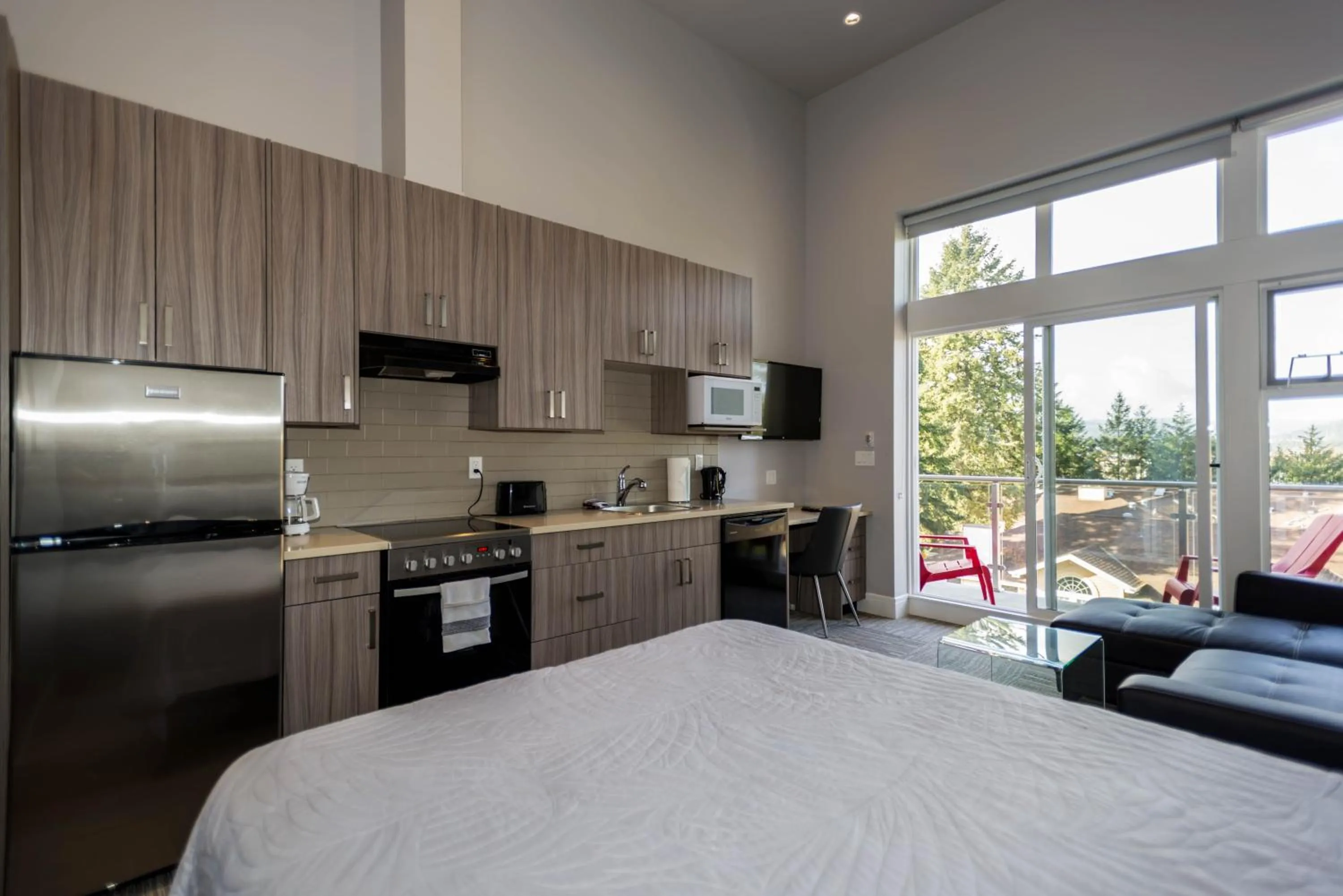 Kitchen or kitchenette, Bed in SoLo Suites