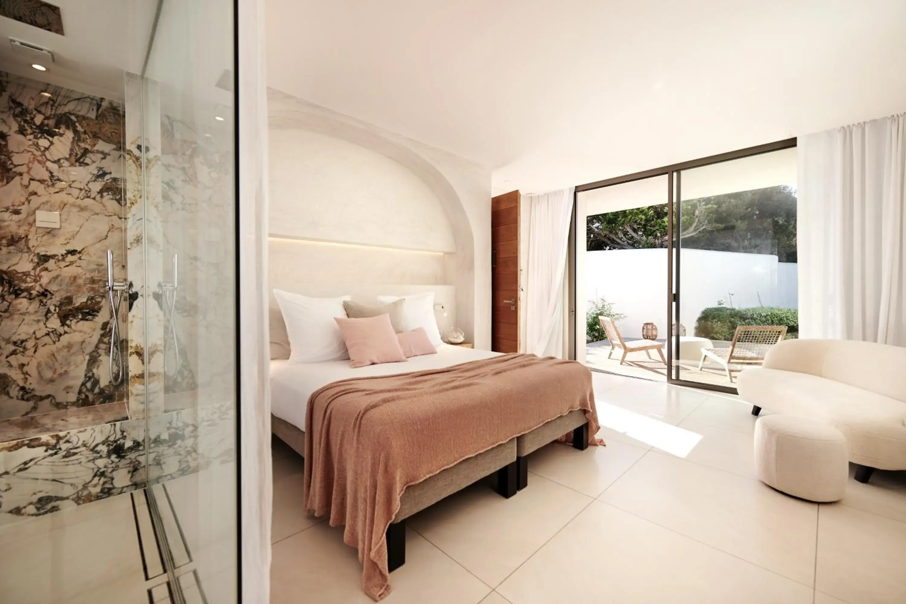 Bedroom, Bed in Hôtel Cala di Greco Bedroom, Bed in Hôtel Cala di Greco