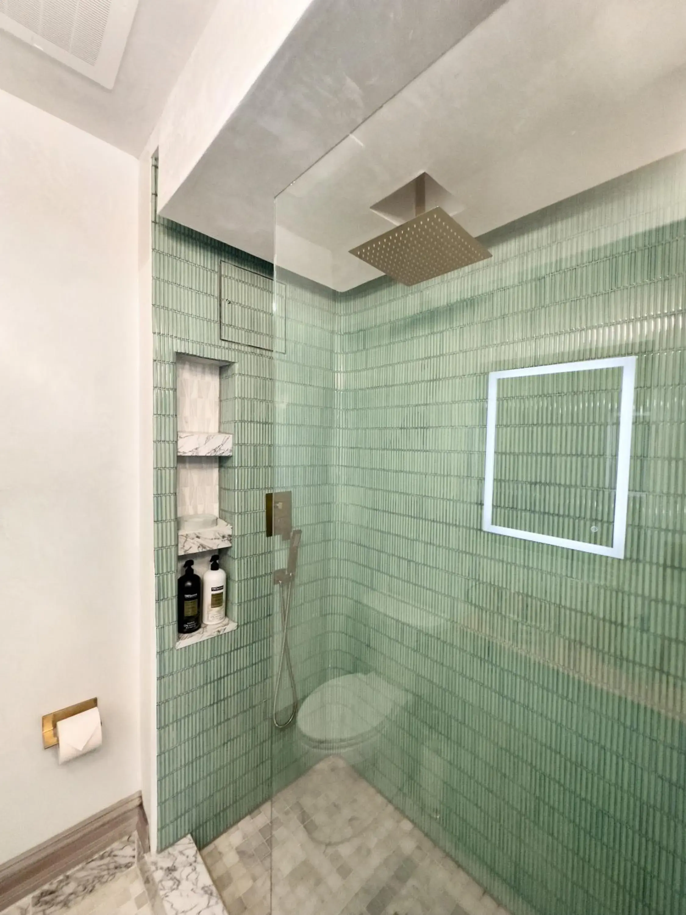 Deluxe Double Room (2 Adults + 1 Child) in Shadowcrest Deluxe Double Room (2 Adults + 1 Child) in Shadowcrest