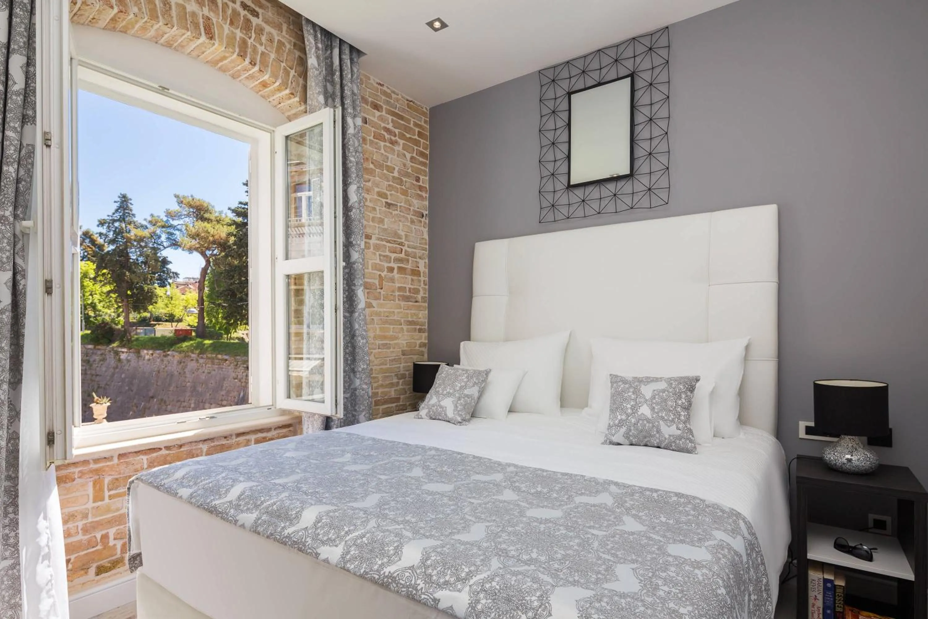 Bedroom, Bed in Sleep Split