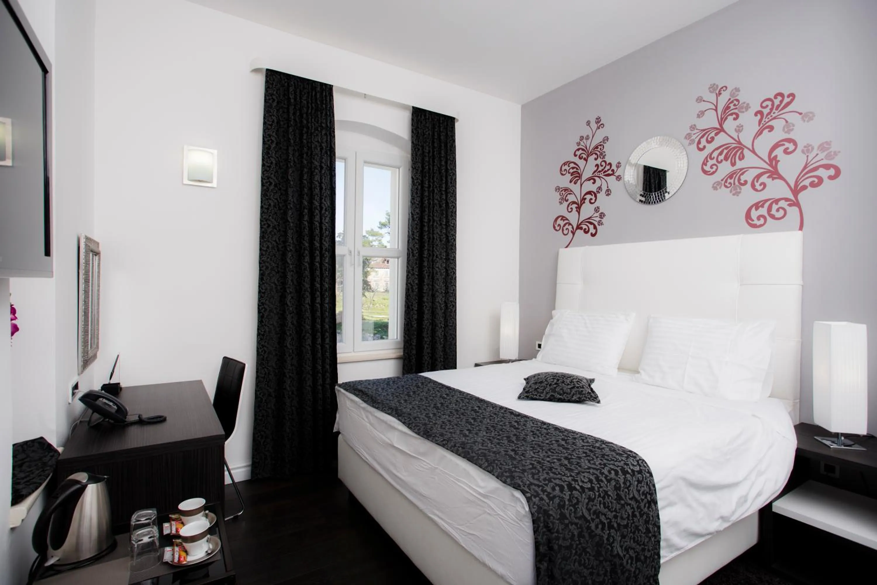 Photo of the whole room, Bed in Sleep Split