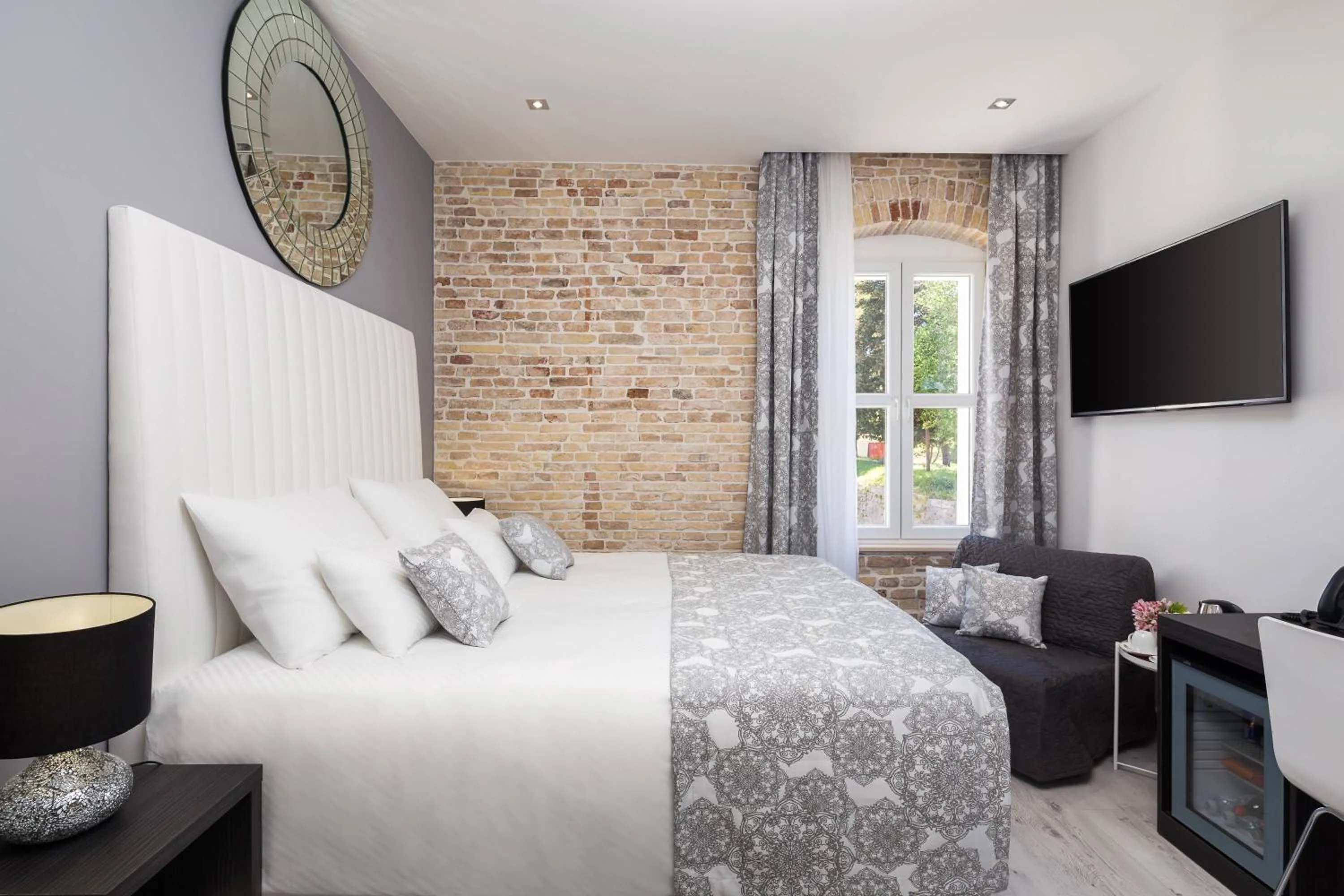 Bedroom, Bed in Sleep Split