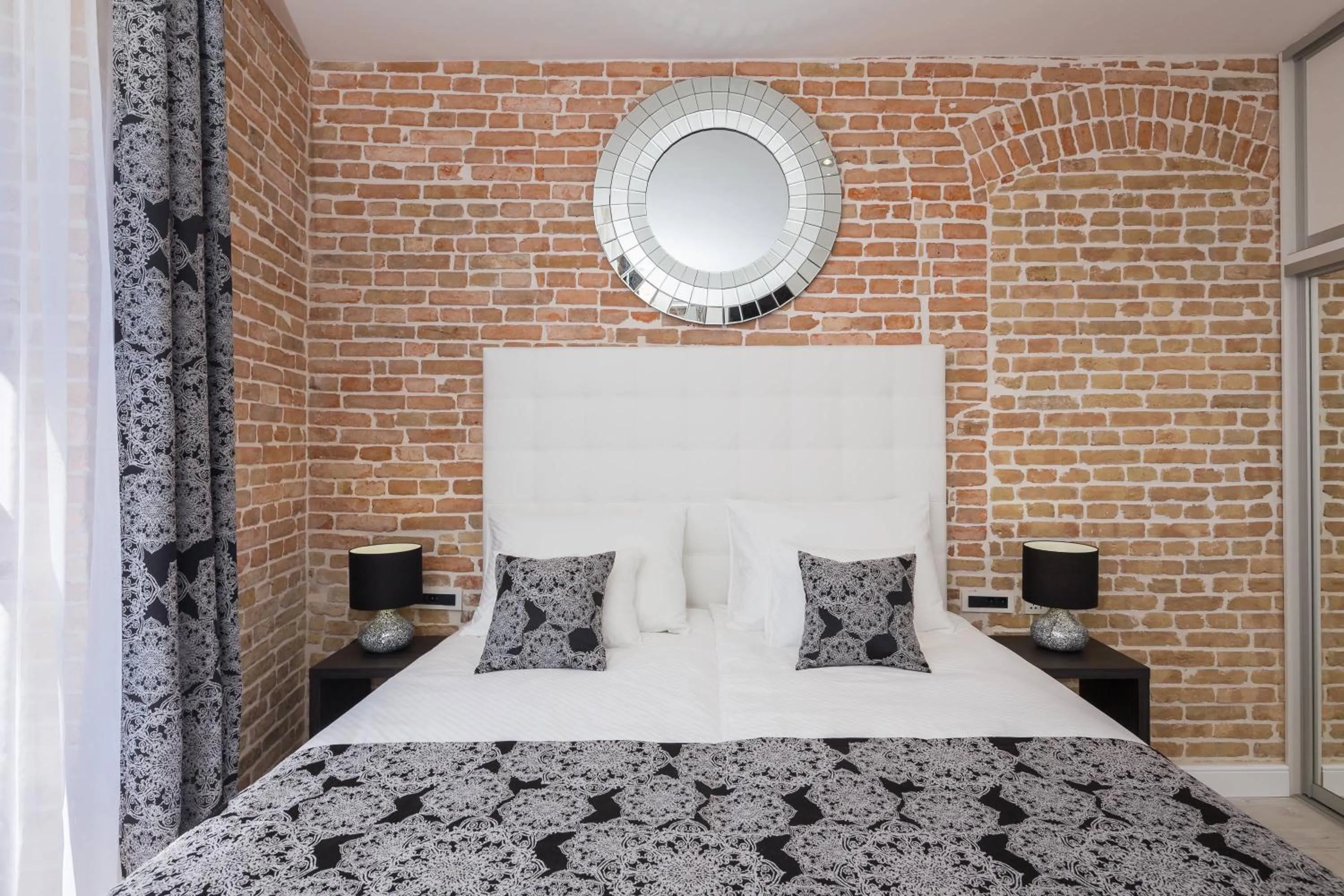 Bedroom, Bed in Sleep Split