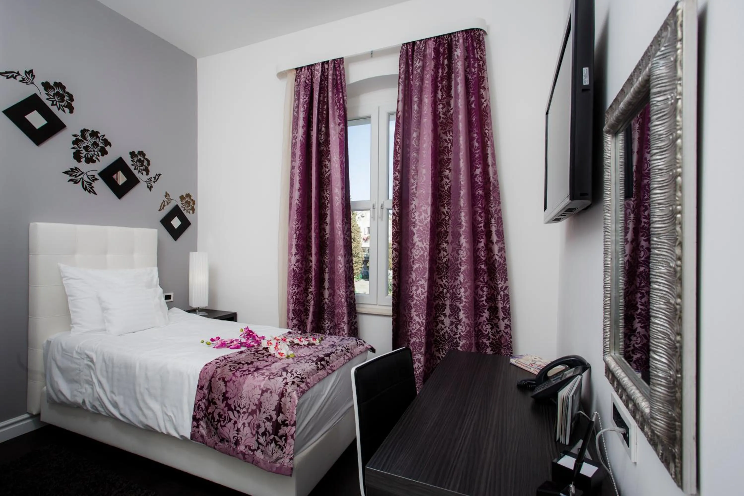 Photo of the whole room, Bed in Sleep Split