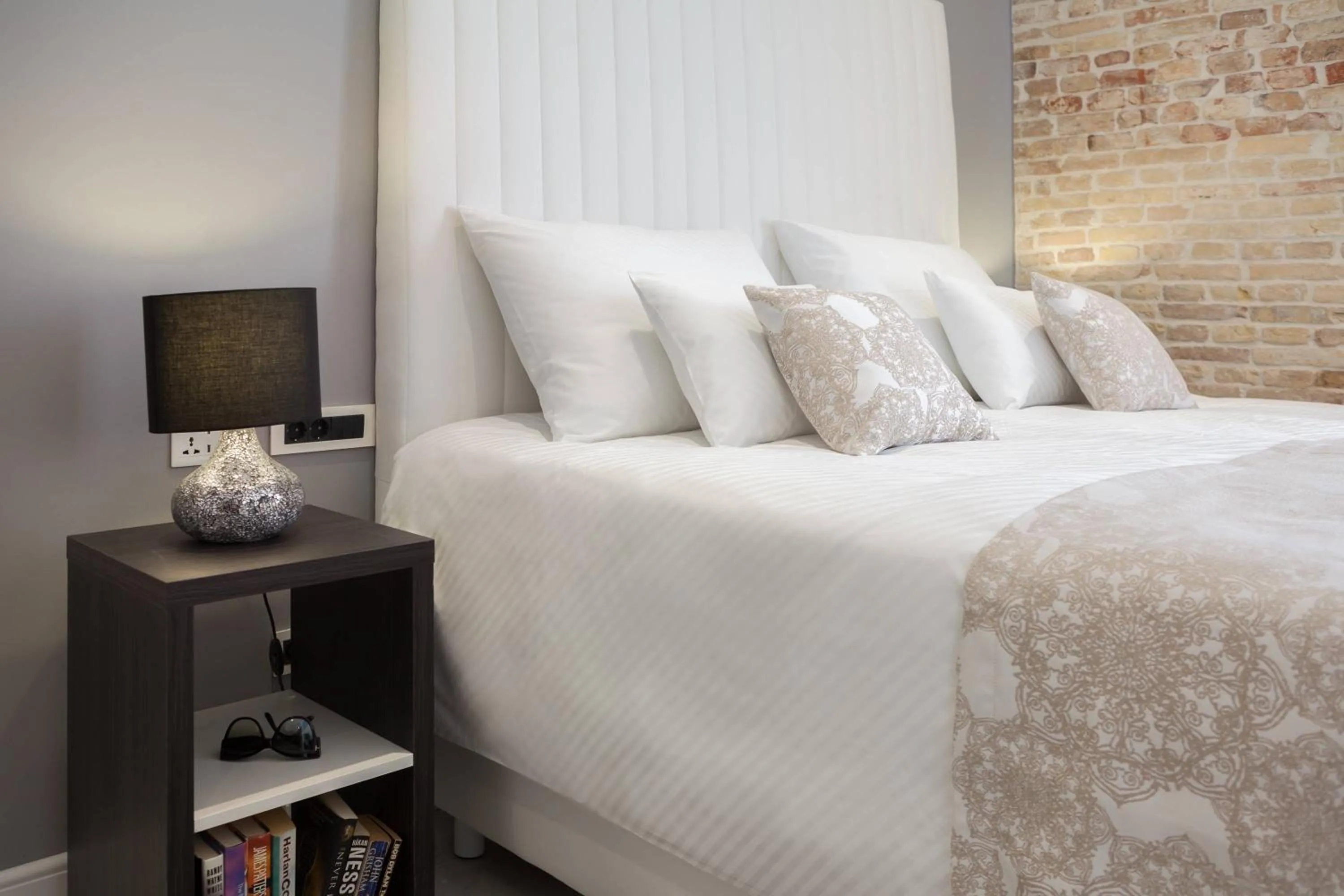 Bedroom, Bed in Sleep Split