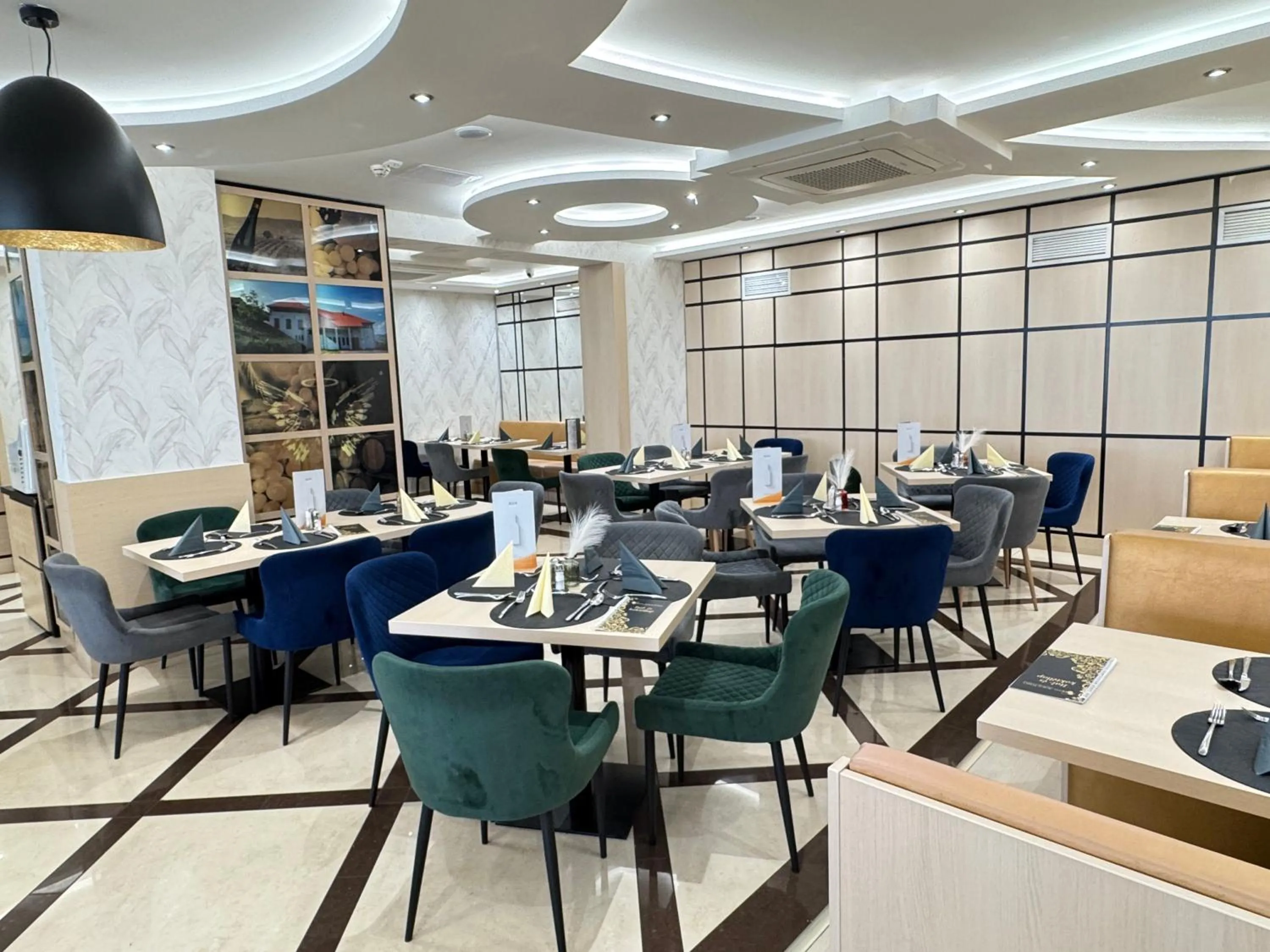 Restaurant/places to eat in Hotel Aurum Family "A"