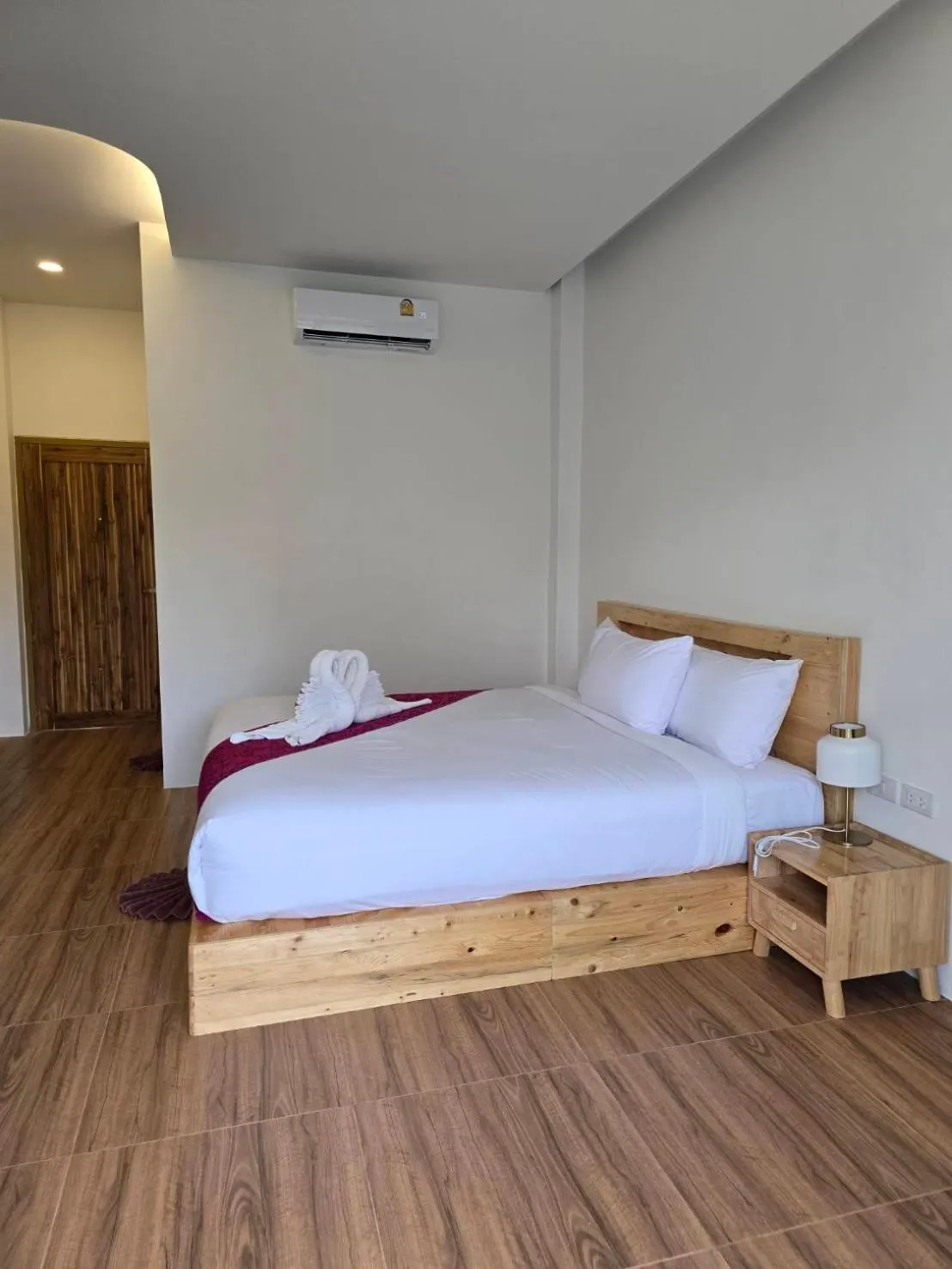 Bed in Baannai Lake View Resort