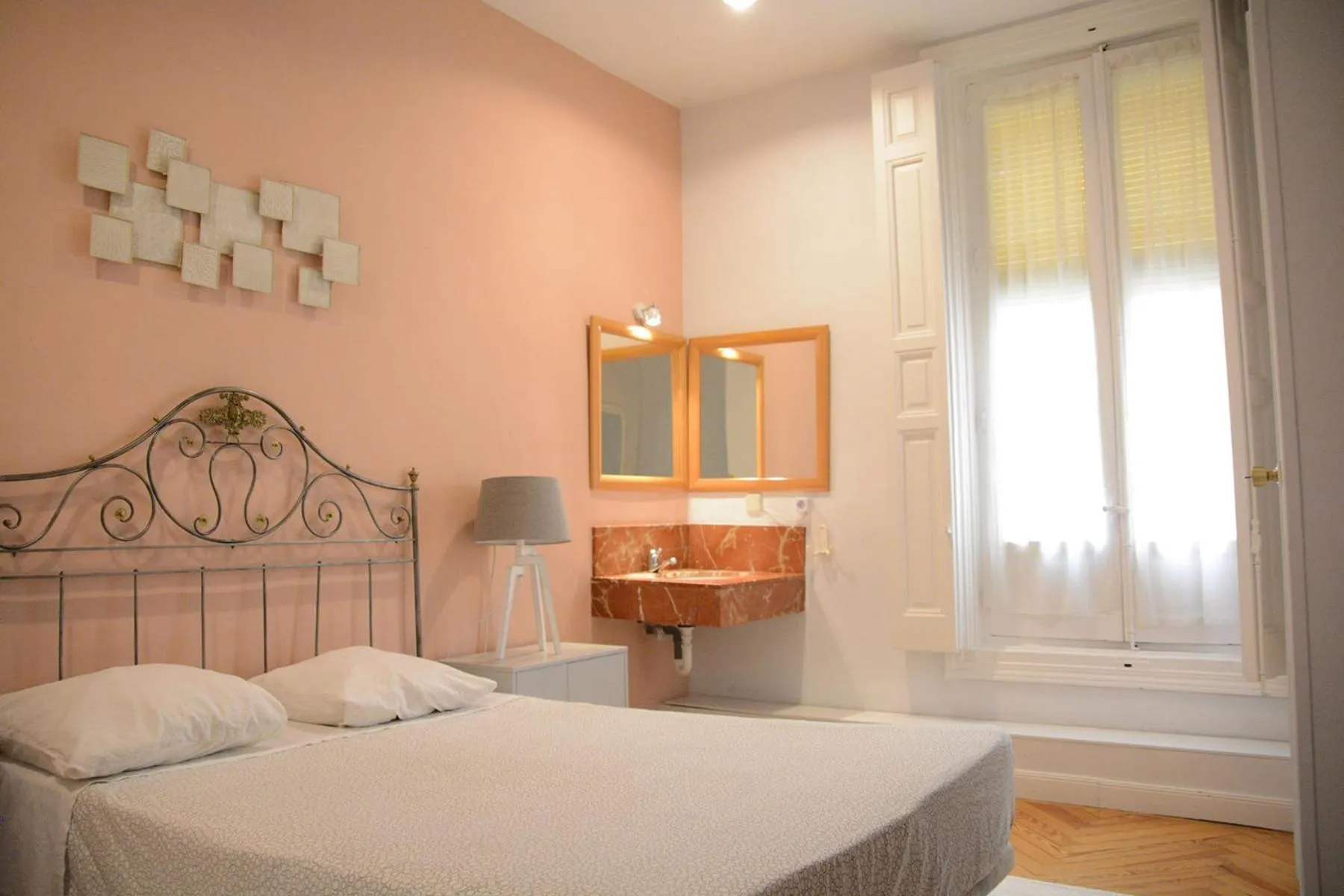 Photo of the whole room in Alvaro Residencia